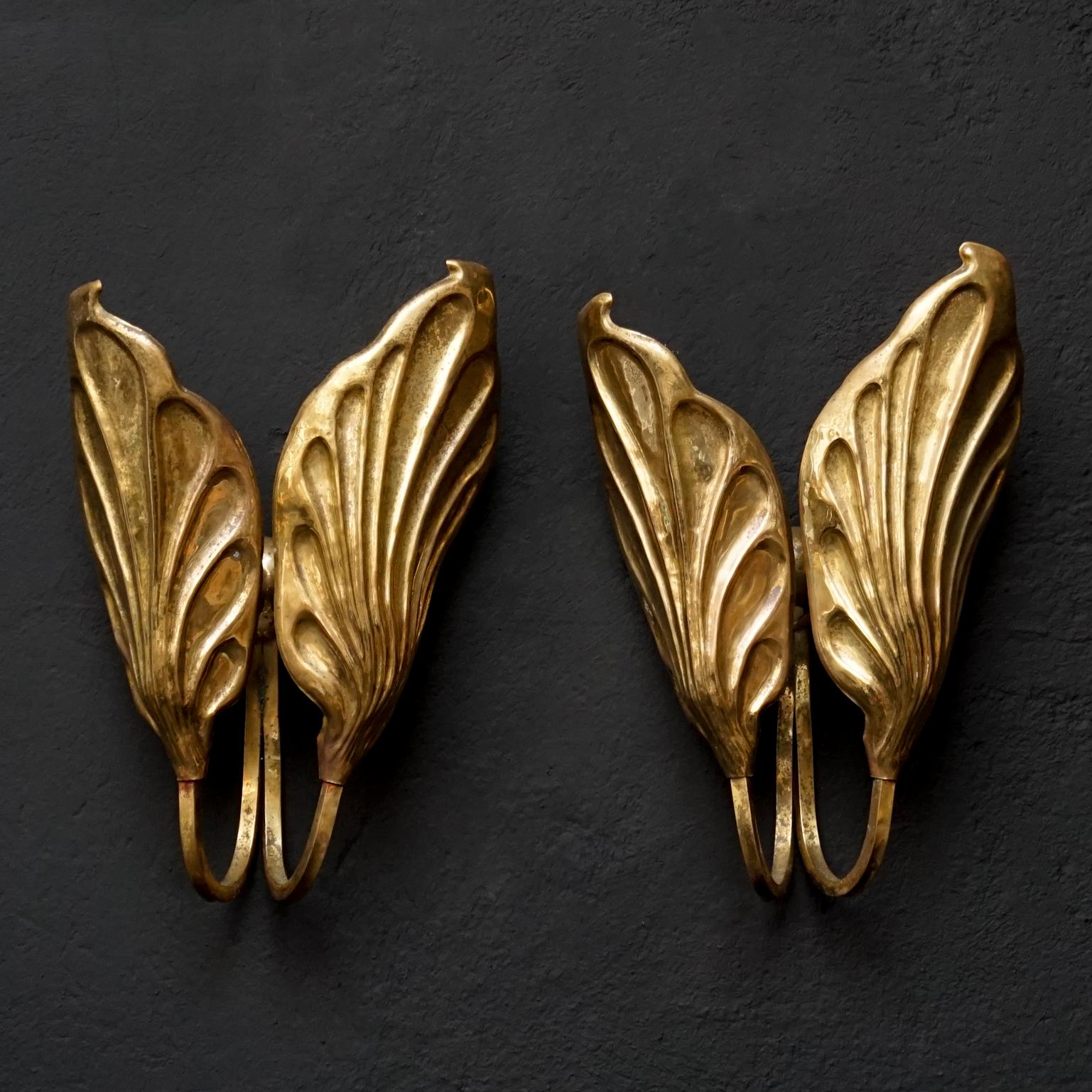A pair of midcentury Italian hammered brass wall sconces by Carlo Giorgi for Bottega Gadda.
Each sconce consists of two hammered brass leaves covering bakelite light sockets.
The leaves are in original condition with very nice age appropriate