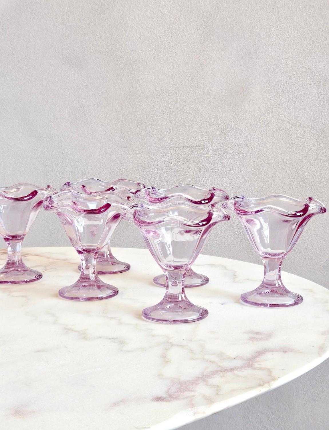 Wahrscheinlich die schönste Art, Eis oder Obstsalat zu essen. Klassische 1970er Jahre blass lila Glas italienische Gelato Schalen. Ich habe den originalen Preisaufkleber in italienischer 'Lira' auf dem Sockel gelassen.