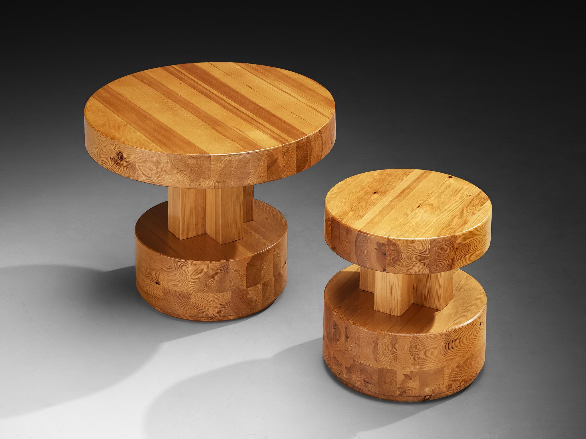Set di due tavolini da salotto o da caffè, pino massiccio, Scandinavia, anni '70

Splendido set di tavolini che racchiudono l'essenza del design degli anni '70, con forme forti e robuste che attirano l'attenzione. Il fascino di questi tavoli non