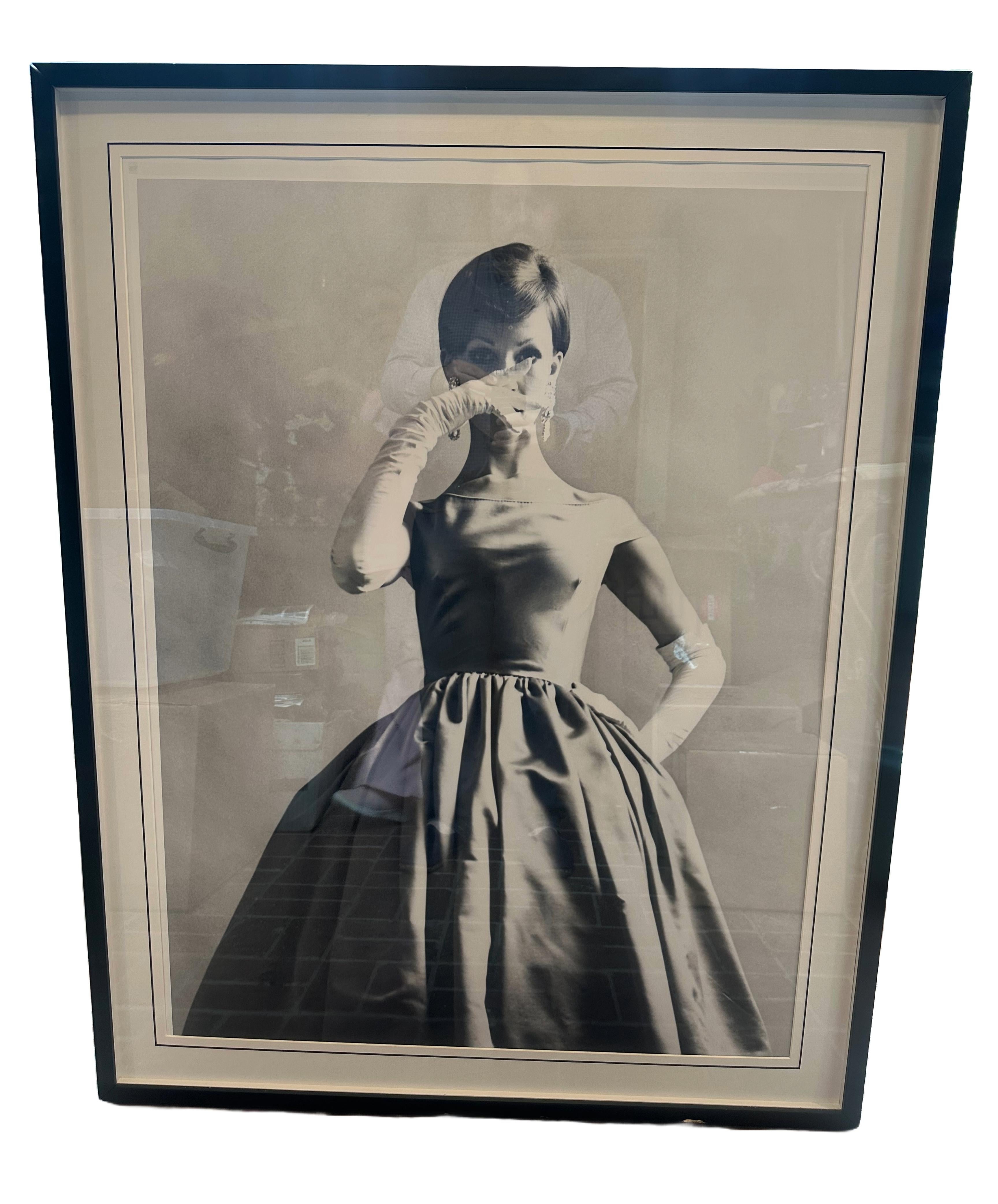 Ensemble de trois photos encadrées de mannequins portant des pièces de design de mode de Norman Norells. Photos de Ken Duncan. Cadre noir avec couvercles en verre. Prêt à être accroché. Fabriqué aux États-Unis au début des années 1970. À cette