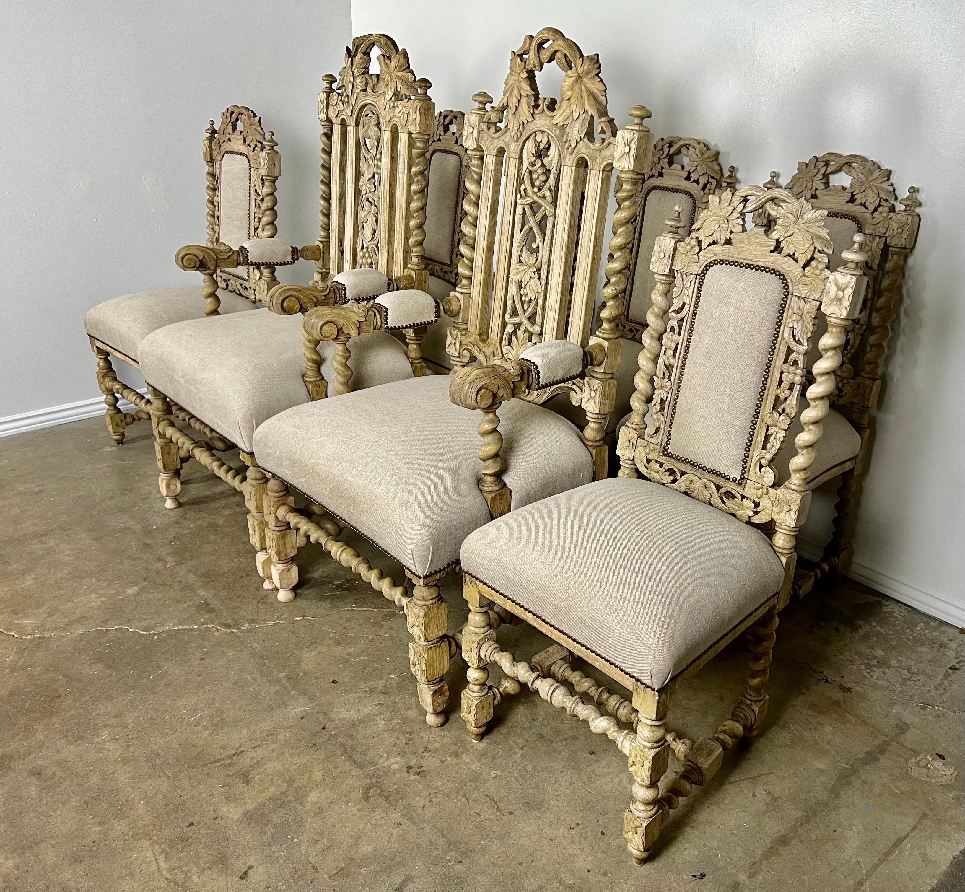 Ensemble de chaises de salle à manger de style jacobéen anglais du 19ème siècle. Les chaises en chêne blanchi sont typiques du style jacobéen, avec des lignes rectangulaires combinées à de nombreuses sculptures sur les surfaces en bois, ainsi qu'à