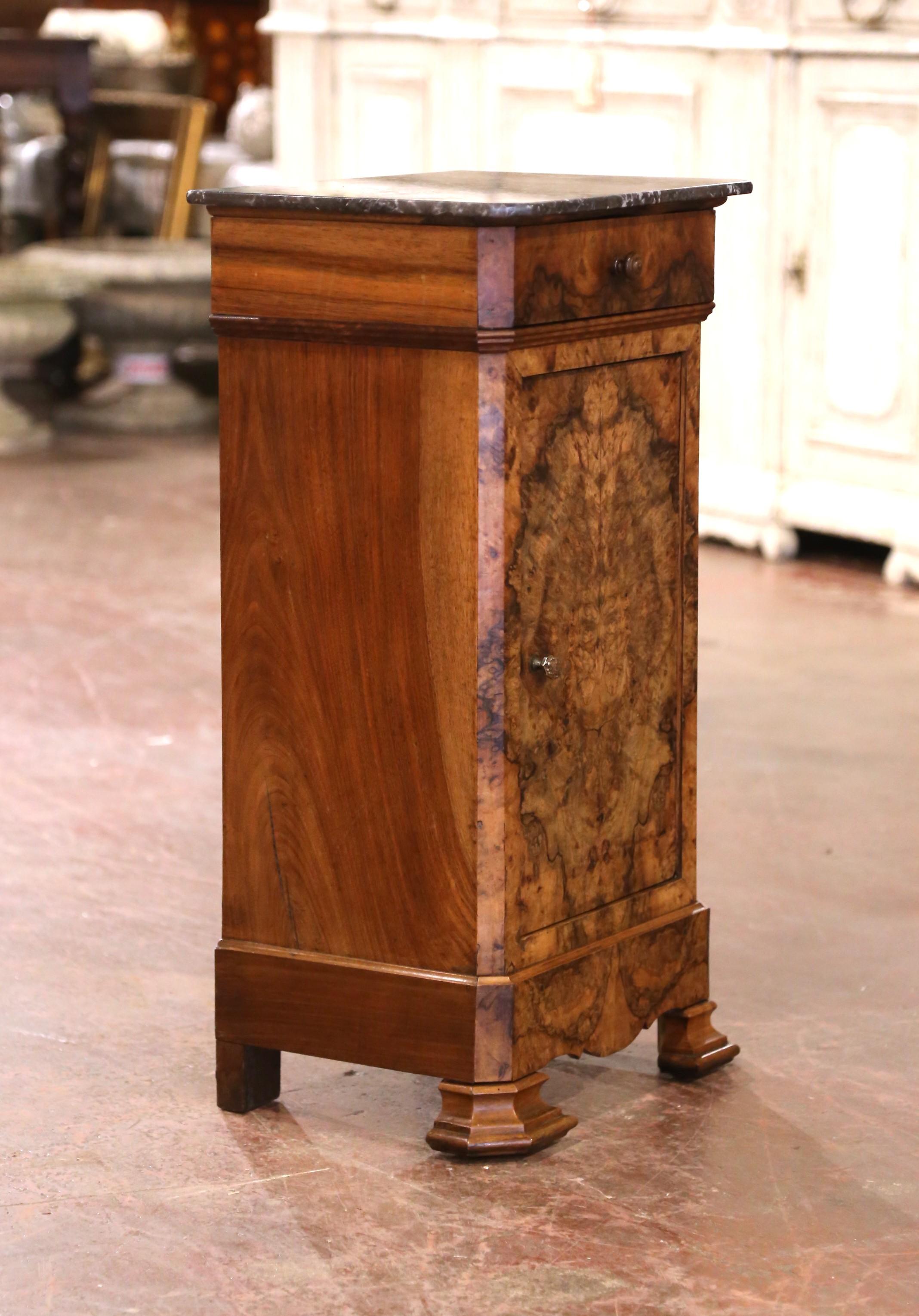 Set of 19th Century French Louis XV Walnut Bedside Cabinets with Marble Tops en venta 2