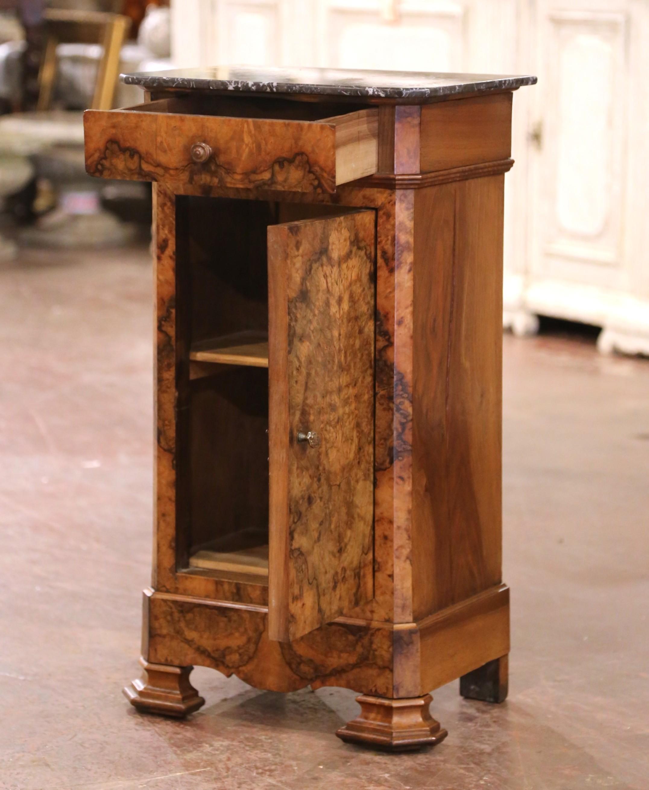 Set of 19th Century French Louis XV Walnut Bedside Cabinets with Marble Tops en venta 3