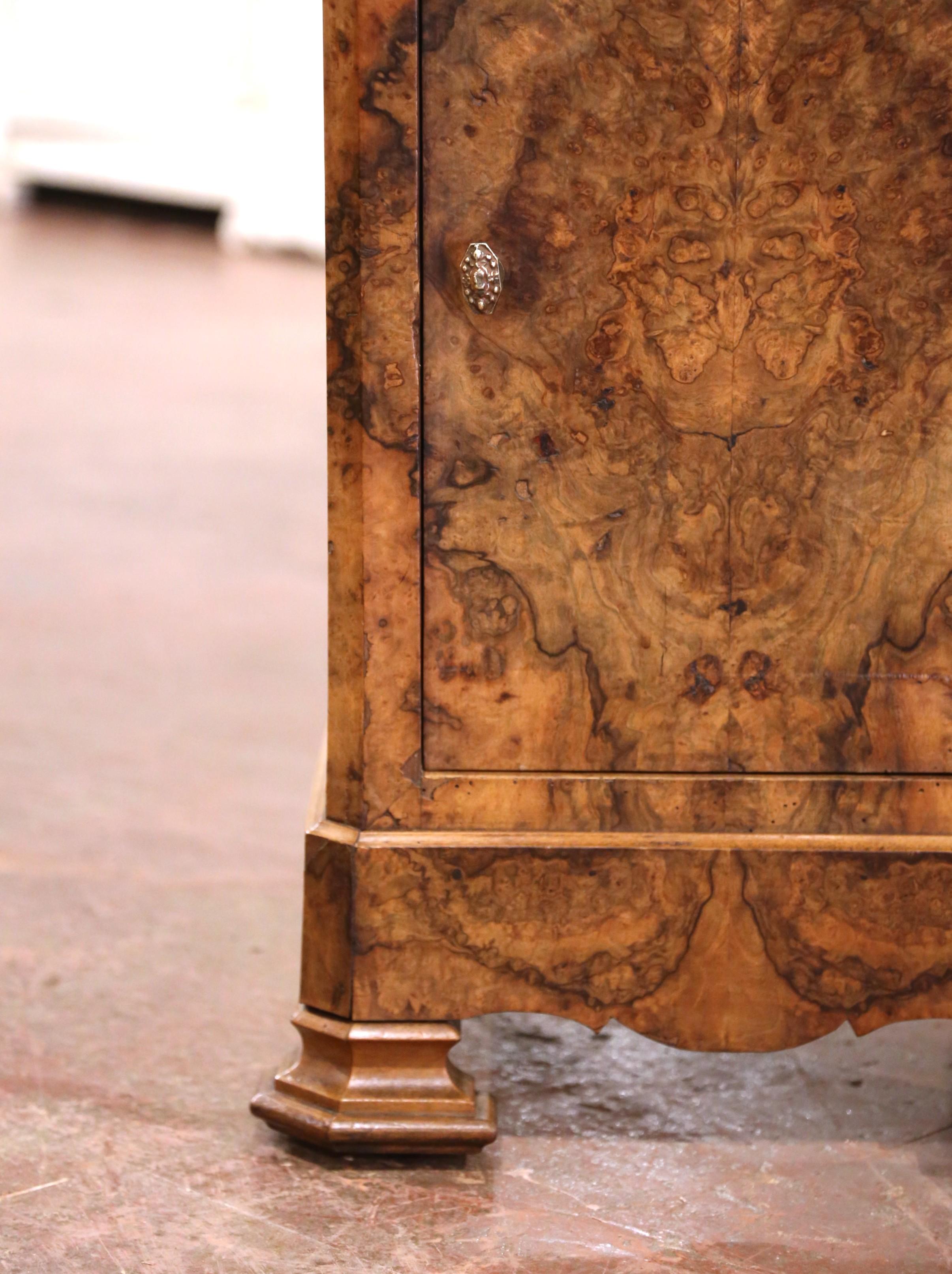 Set of 19th Century French Louis XV Walnut Bedside Cabinets with Marble Tops en venta 4