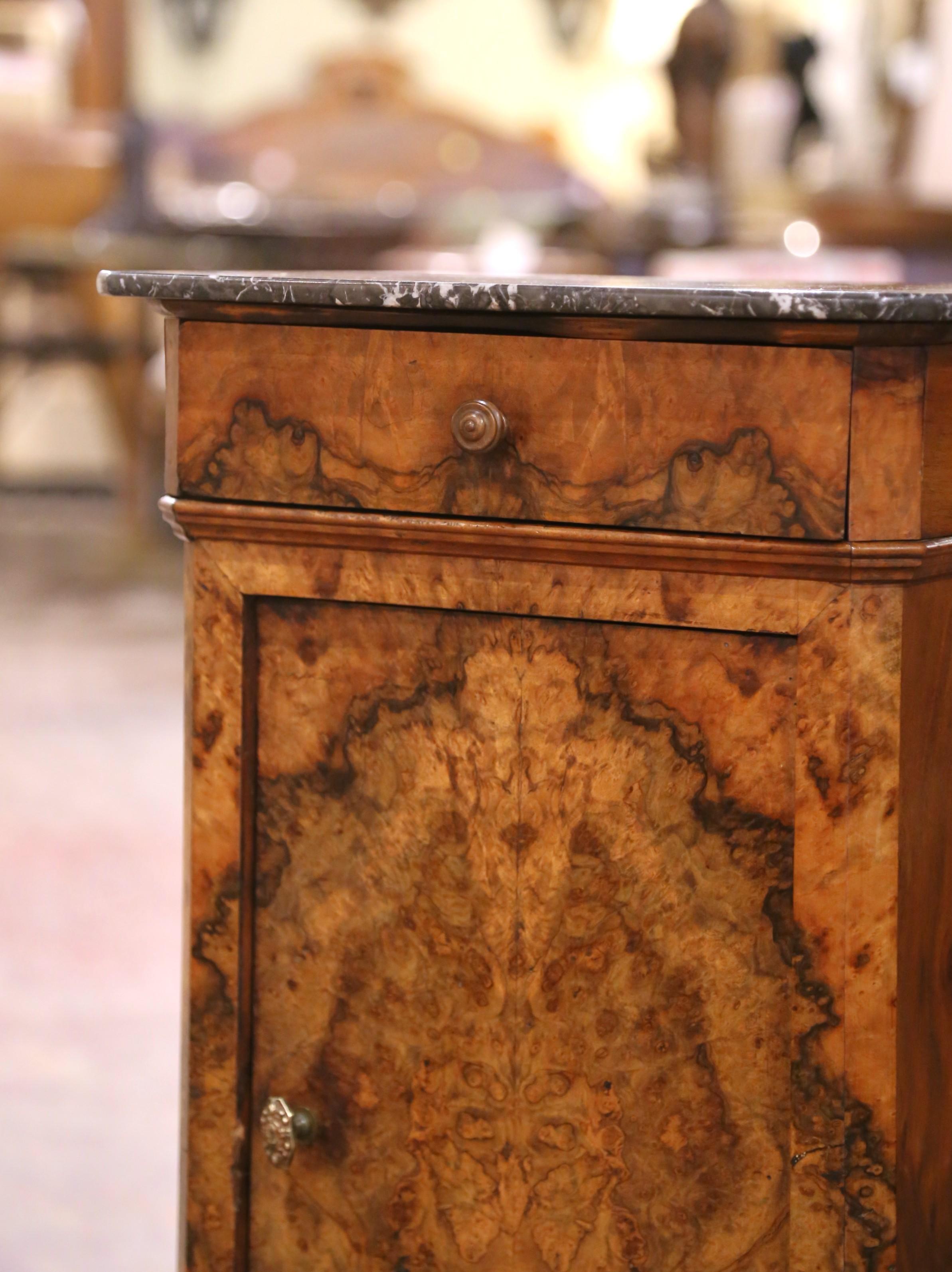 Set of 19th Century French Louis XV Walnut Bedside Cabinets with Marble Tops en venta 5