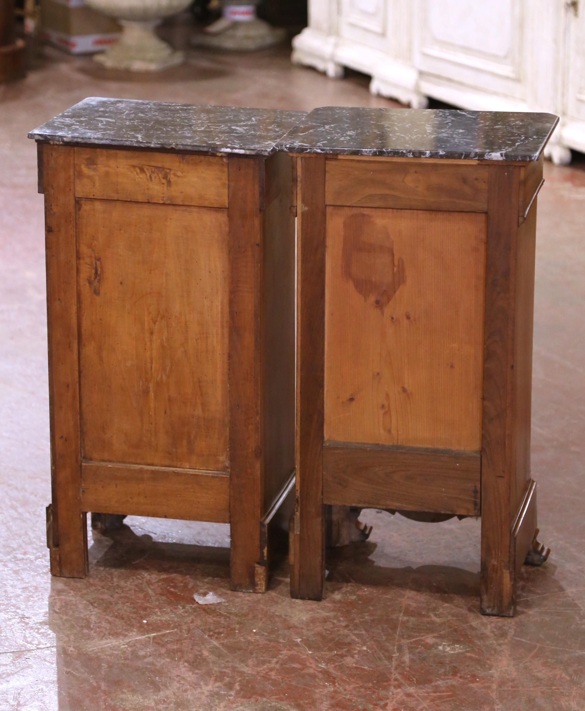 Set of 19th Century French Louis XV Walnut Bedside Cabinets with Marble Tops en venta 7