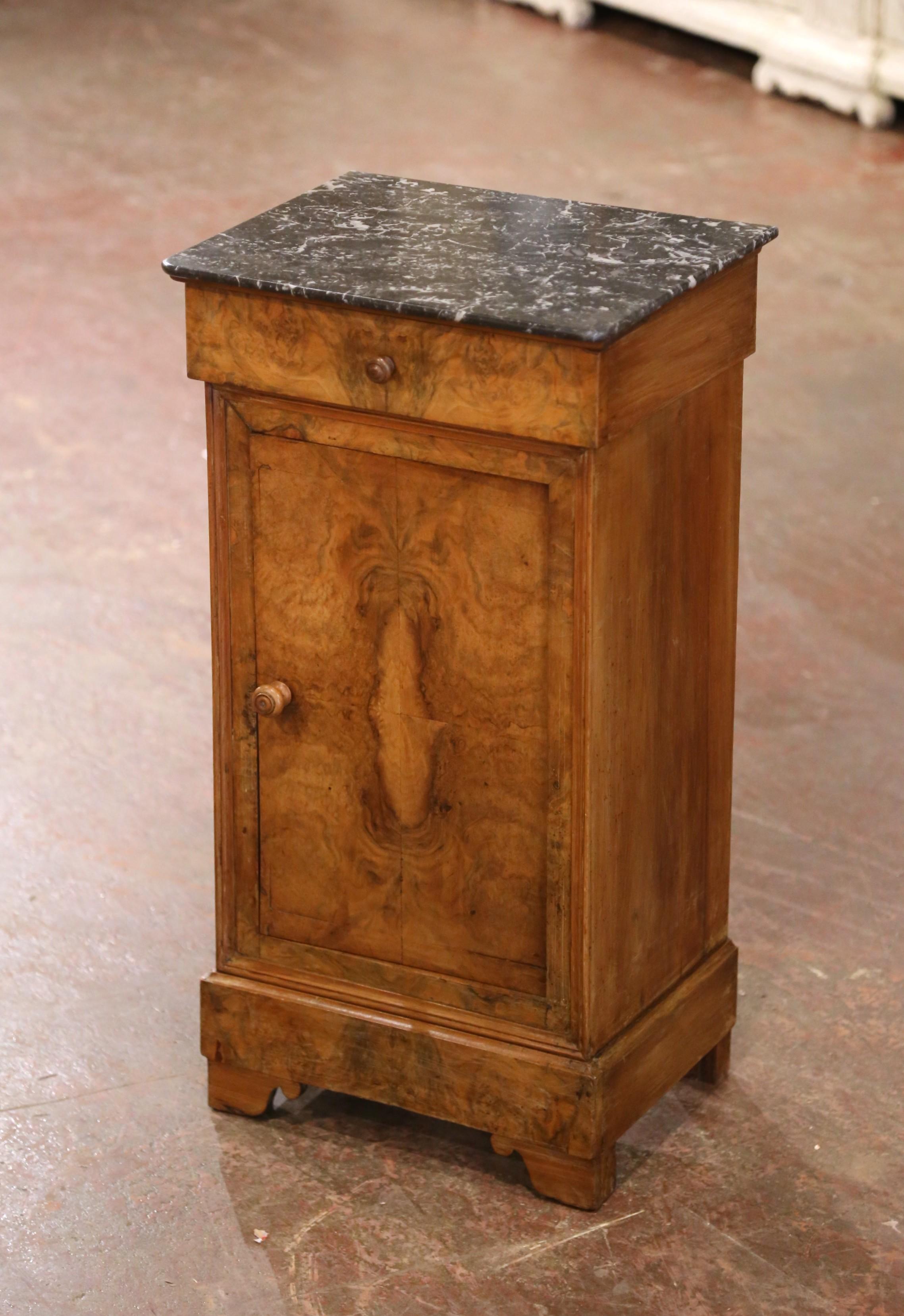 Set of 19th Century French Louis XV Walnut Bedside Cabinets with Marble Tops Luis XV en venta