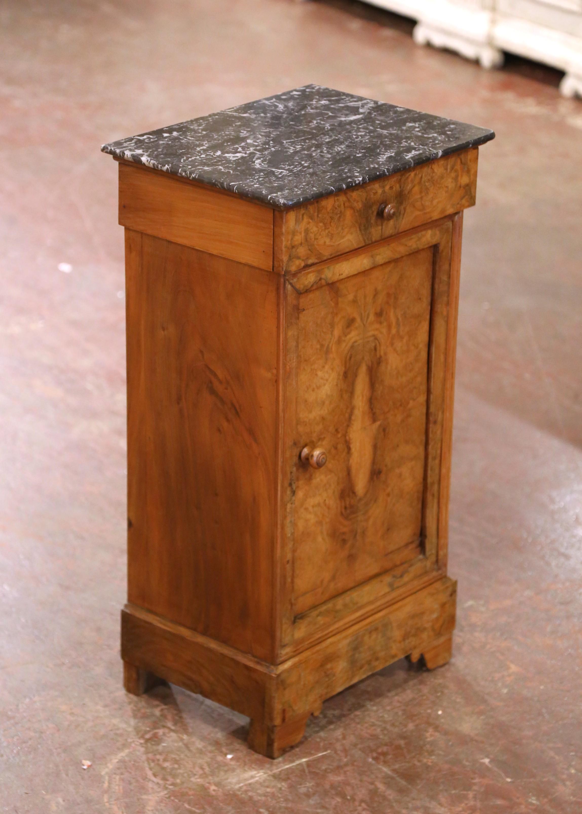Set of 19th Century French Louis XV Walnut Bedside Cabinets with Marble Tops Francés en venta