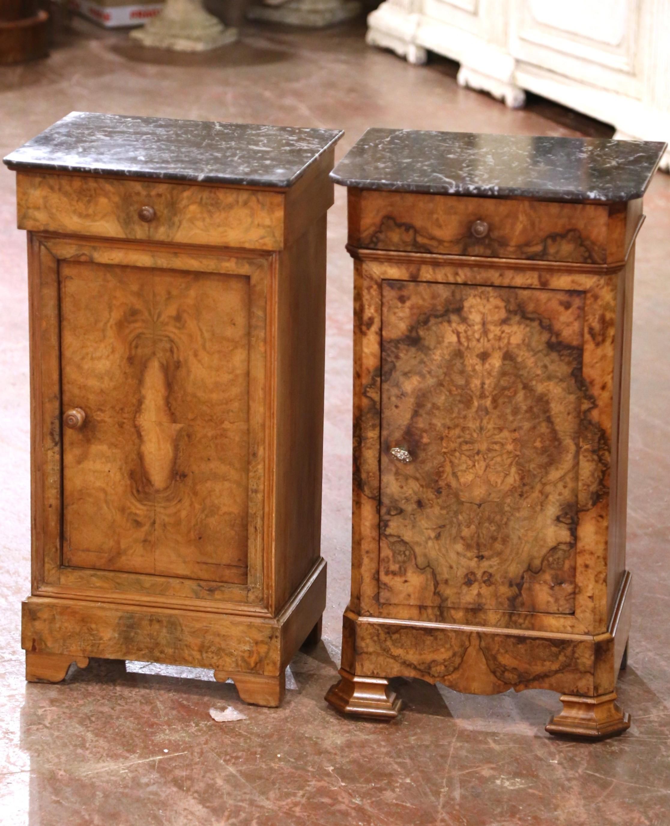 Set of 19th Century French Louis XV Walnut Bedside Cabinets with Marble Tops Tallado a mano en venta