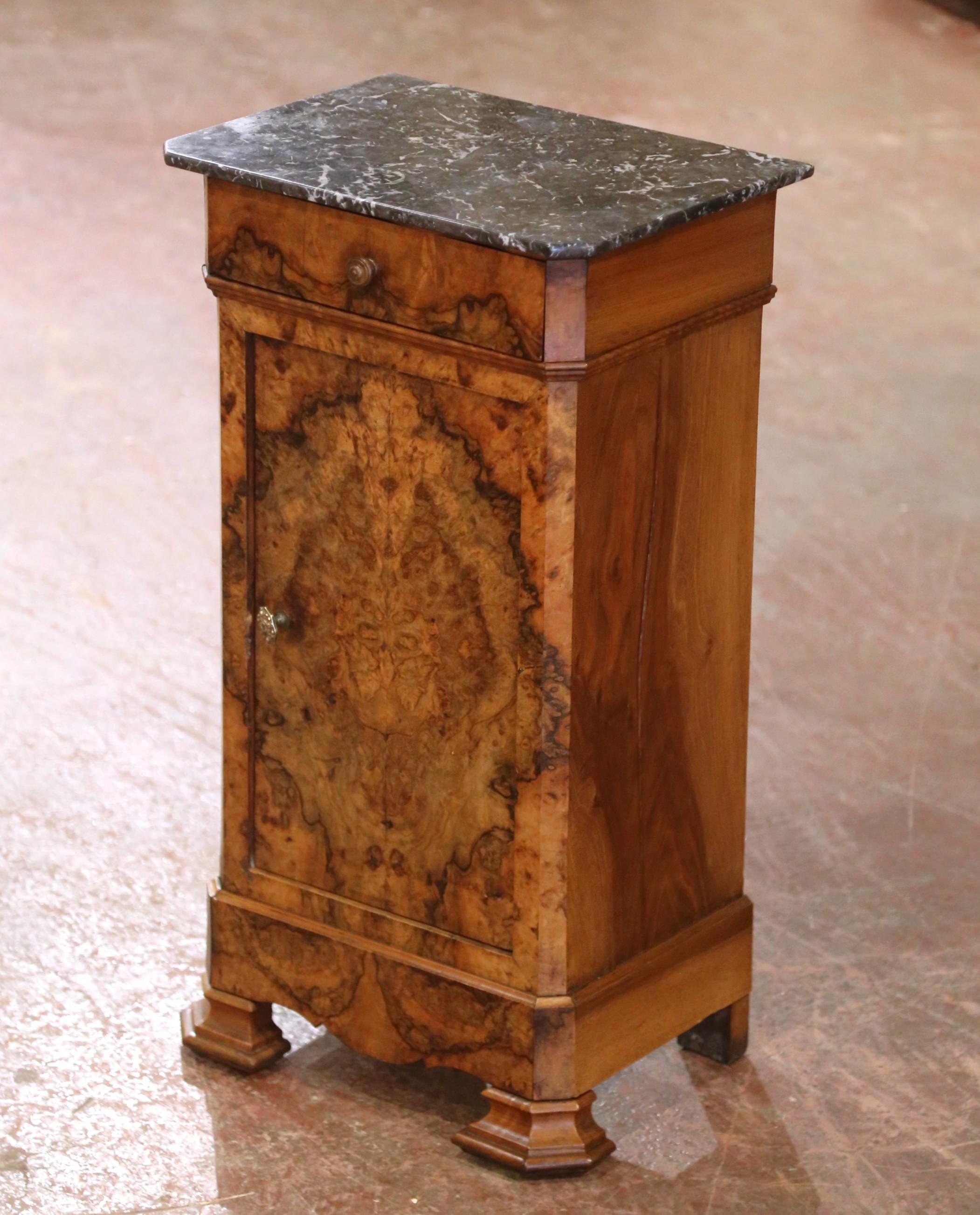 Set of 19th Century French Louis XV Walnut Bedside Cabinets with Marble Tops en venta 1