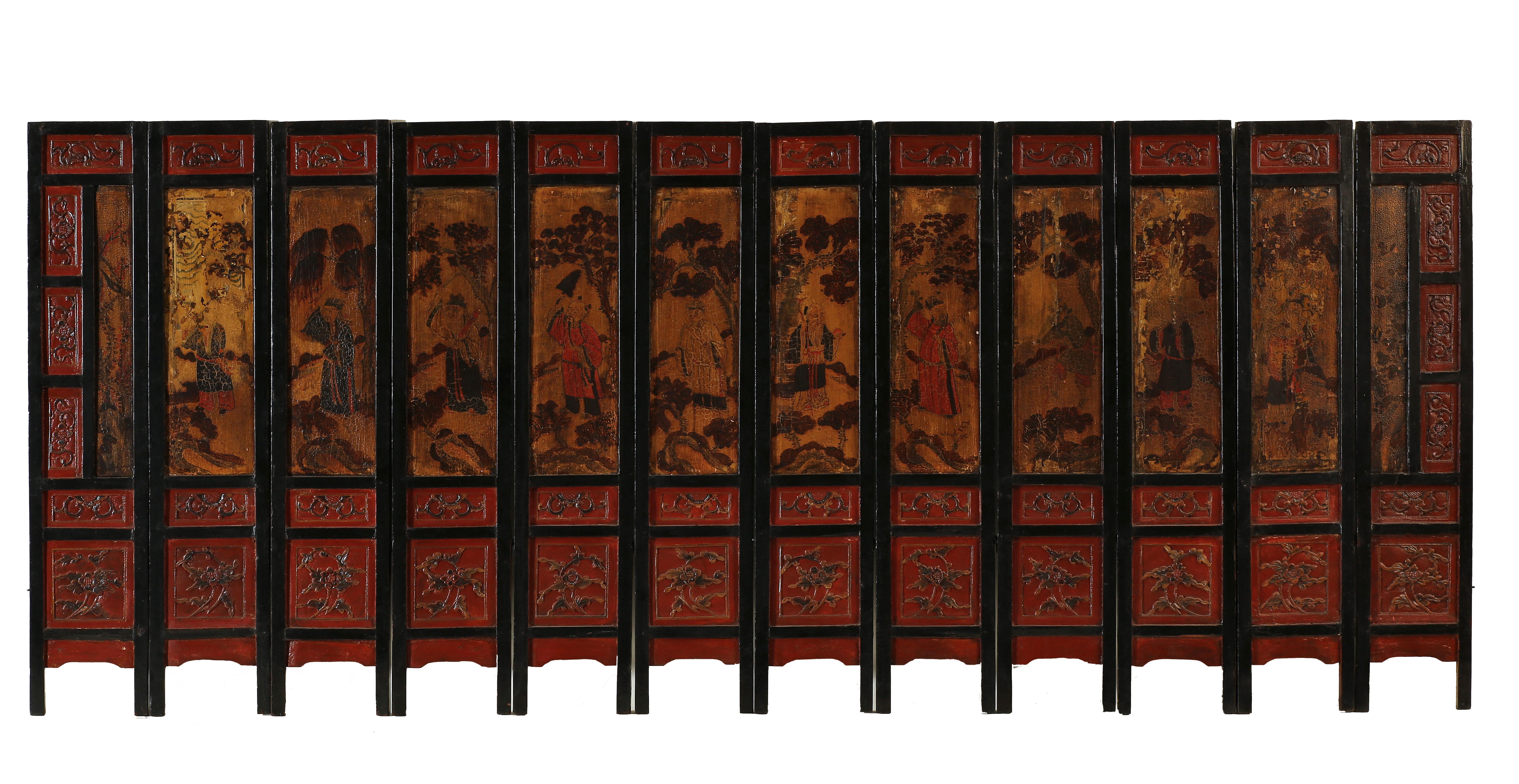 Panneaux-écrans des tables commémoratives

Ensemble rare de panneaux à double face en sections avec, d'un côté, 8 immortels et une peinture scénique et des motifs floraux sculptés en relief et, de l'autre côté, 8 immortels et des motifs floraux en