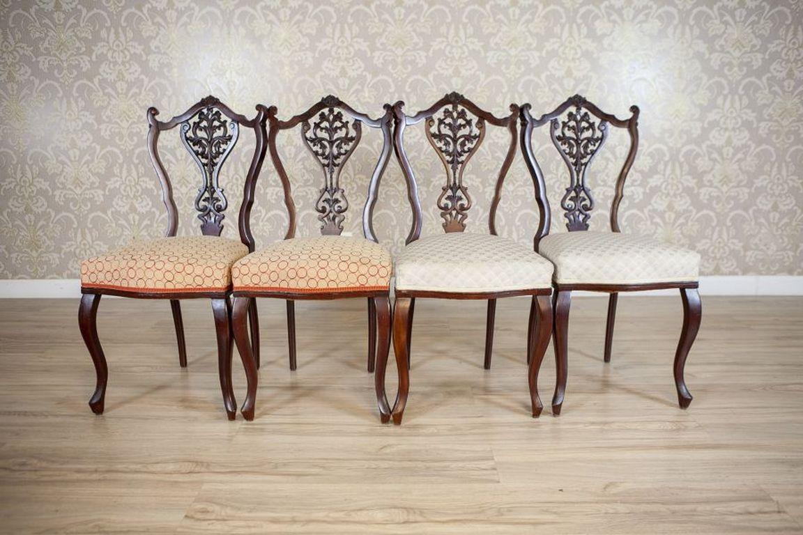 Ensemble de chaises en frêne Louis XV du XIXe siècle avec dossiers ajourés

Un ensemble de quatre chaises avec des motifs floraux richement décorés et des dossiers ajourés. Les chaises sont inspirées des meubles Louis XV, avec des pieds avant