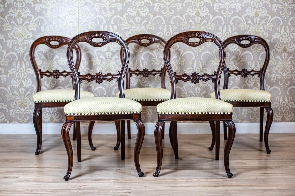 Set of 19th-Century Rococo Revival Mahogany Chairs in Light Upholstery

We present you five Rococo Revival mahogany chairs with upholstered seats.
This furniture is placed on bent legs.
The backrests, with a horizontal openwork slat, are in the