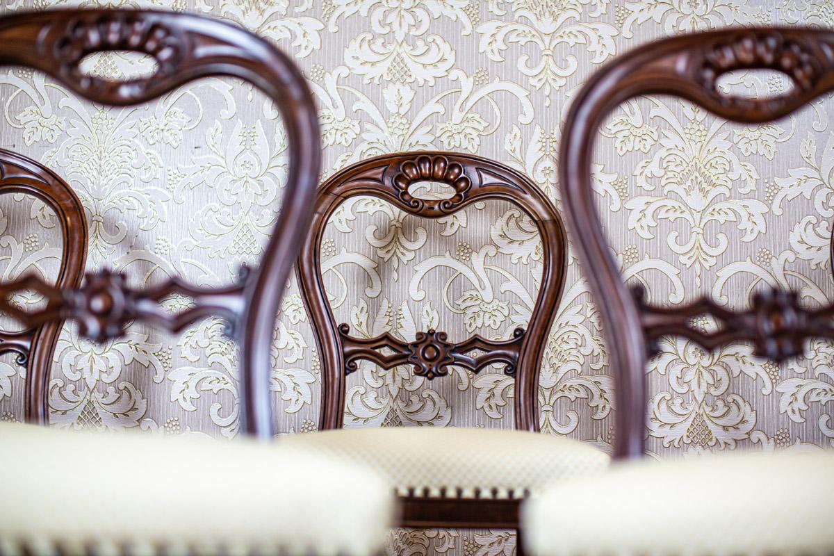 European Set of 19th-Century Rococo Revival Mahogany Chairs in Light Upholstery