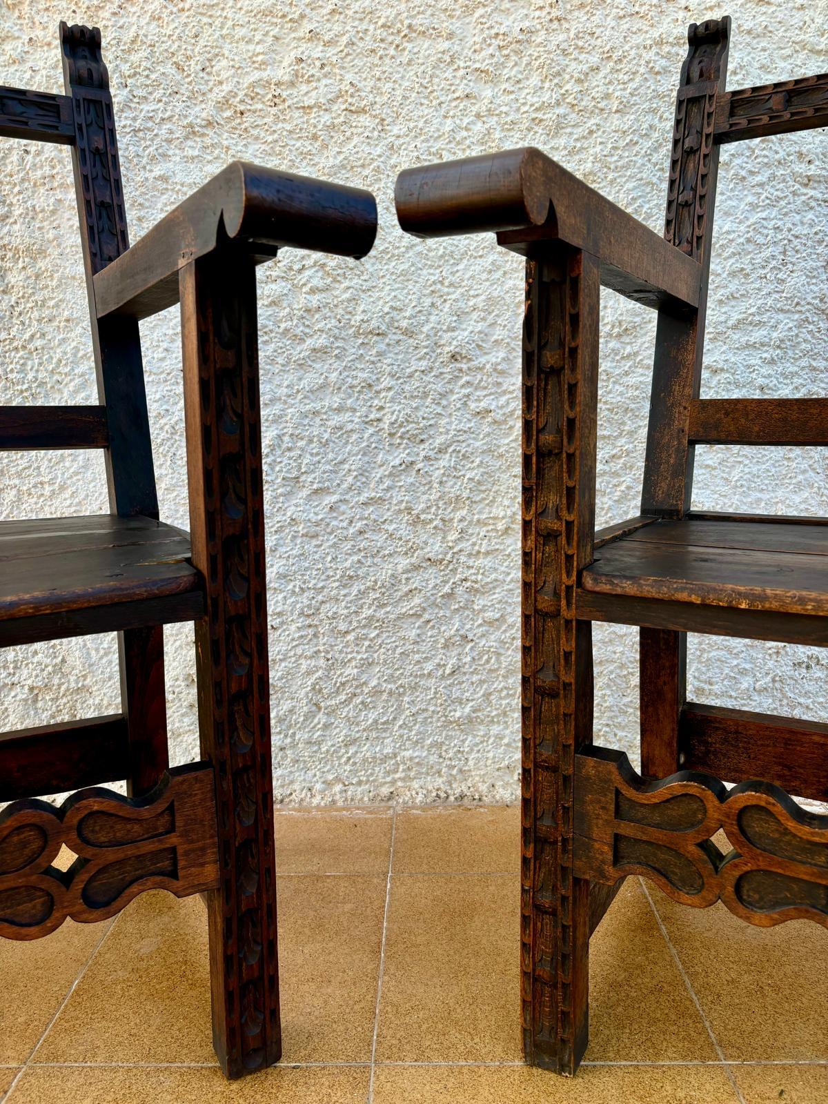 Ensemble de fauteuils d'autel coloniaux espagnols du 19ème siècle sculptés avec sièges en bois en vente 3