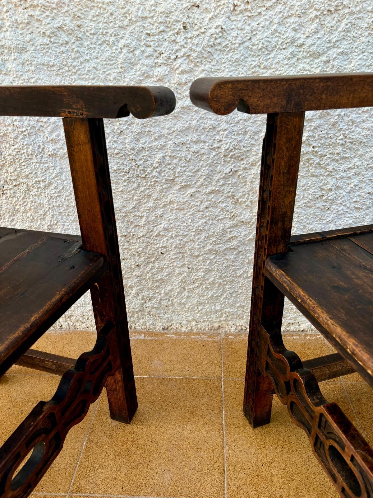 Ensemble de fauteuils d'autel coloniaux espagnols du 19ème siècle sculptés avec sièges en bois en vente 4
