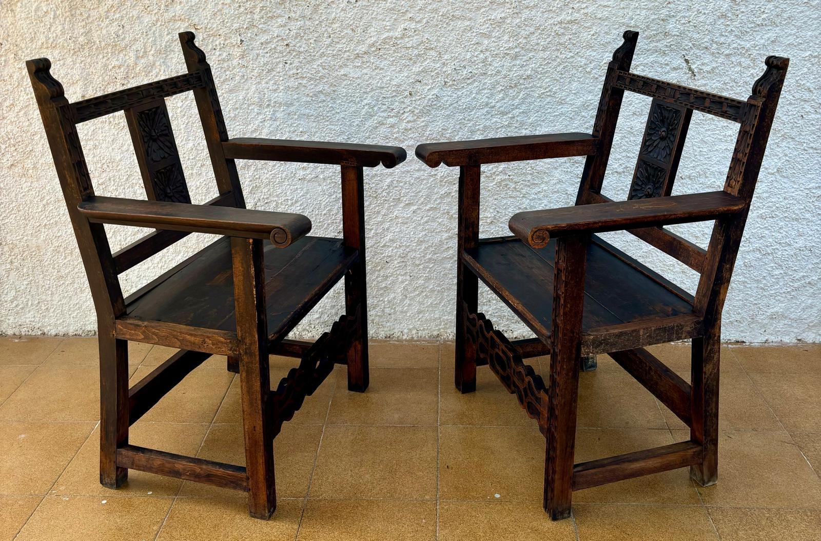 
Fauteuils d'autel coloniaux espagnols du 19ème siècle avec siège en bois avec ornement sculpté sur le dos et de beaux pieds et fauteuils. Il y a des fauteuils très résistants et lourds.