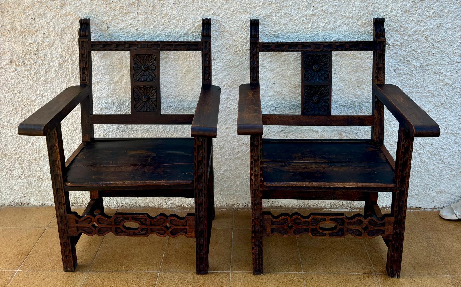 Colonial espagnol Ensemble de fauteuils d'autel coloniaux espagnols du 19ème siècle sculptés avec sièges en bois en vente