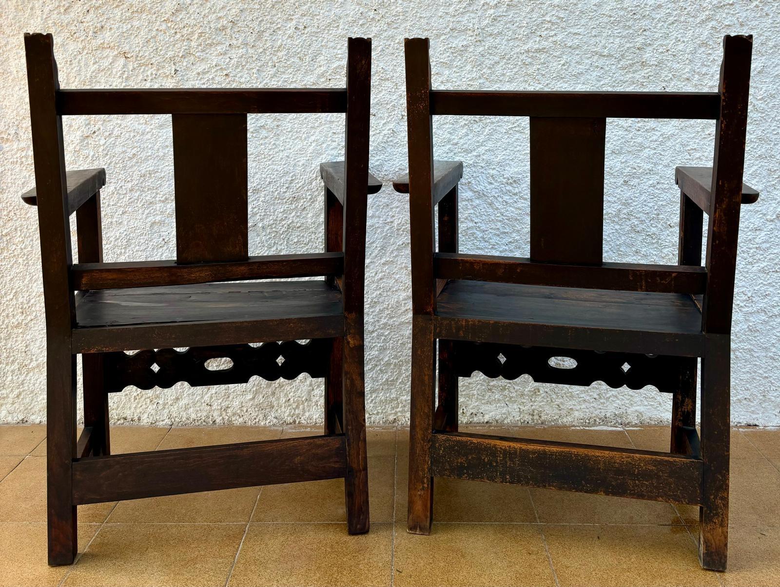 Espagnol Ensemble de fauteuils d'autel coloniaux espagnols du 19ème siècle sculptés avec sièges en bois en vente
