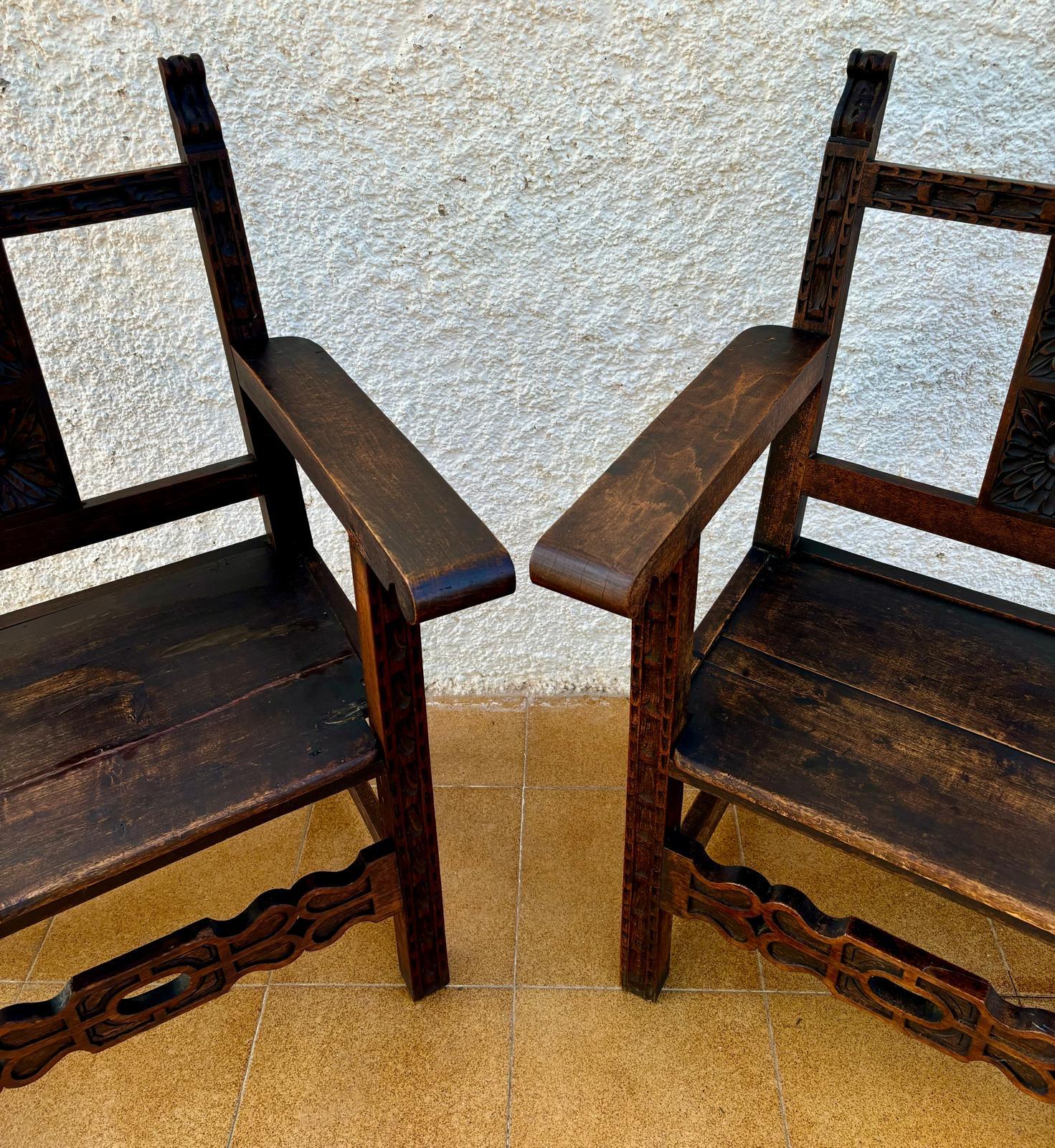 Ensemble de fauteuils d'autel coloniaux espagnols du 19ème siècle sculptés avec sièges en bois Bon état - En vente à Miami, FL
