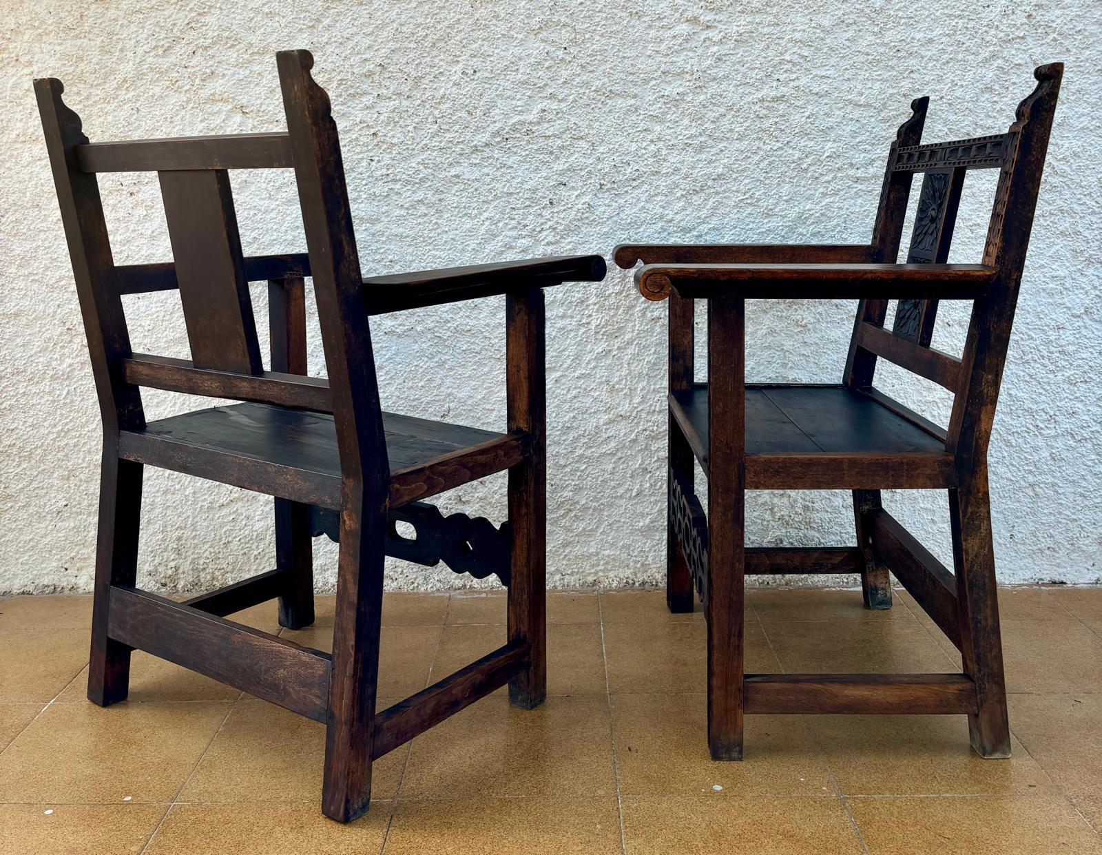 Fin du XIXe siècle Ensemble de fauteuils d'autel coloniaux espagnols du 19ème siècle sculptés avec sièges en bois en vente