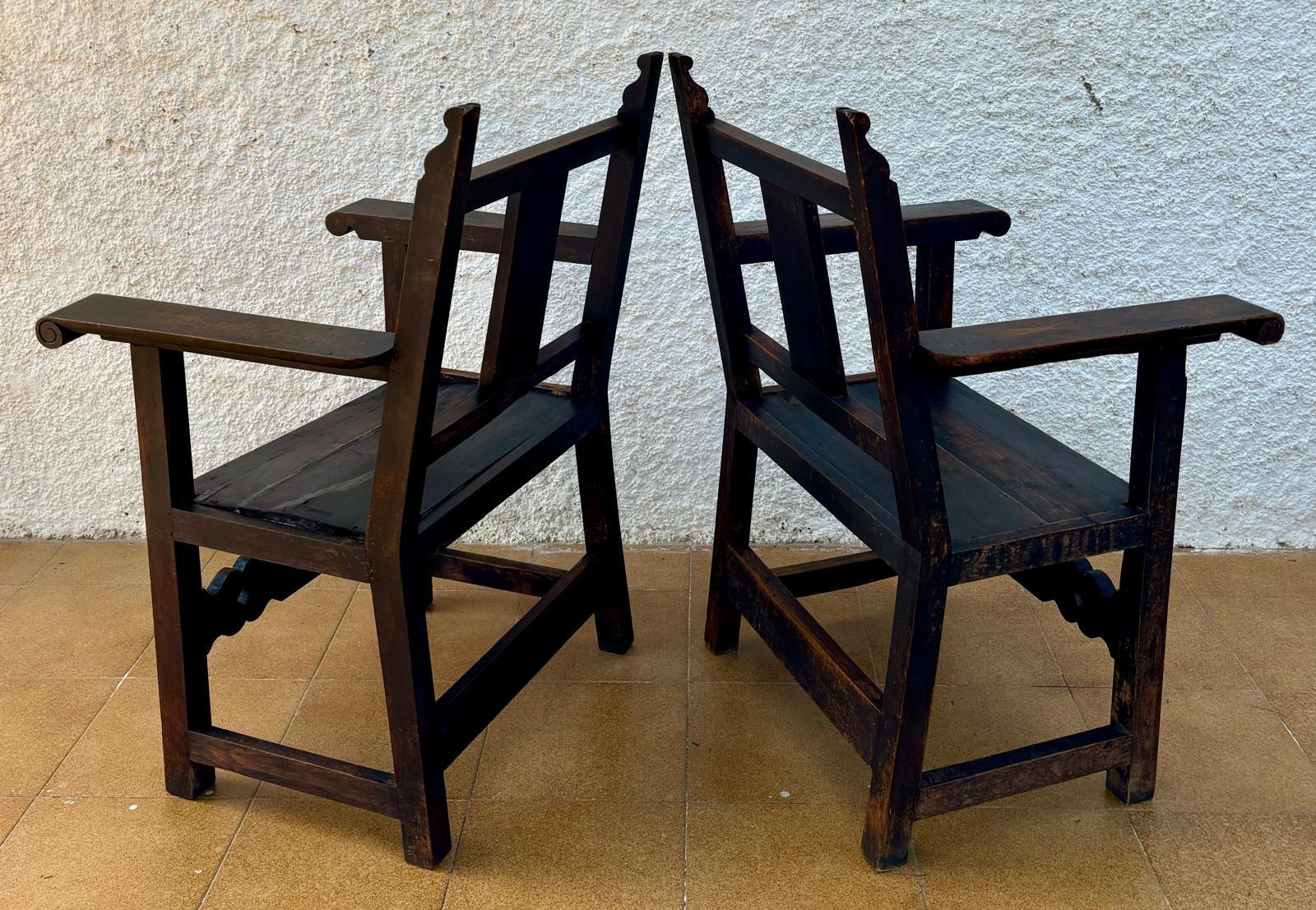 Ensemble de fauteuils d'autel coloniaux espagnols du 19ème siècle sculptés avec sièges en bois en vente 1