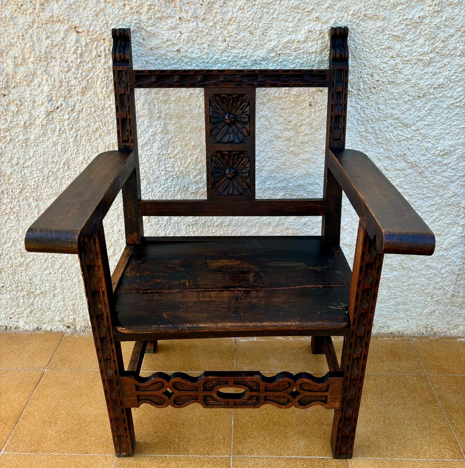 Ensemble de fauteuils d'autel coloniaux espagnols du 19ème siècle sculptés avec sièges en bois en vente 2