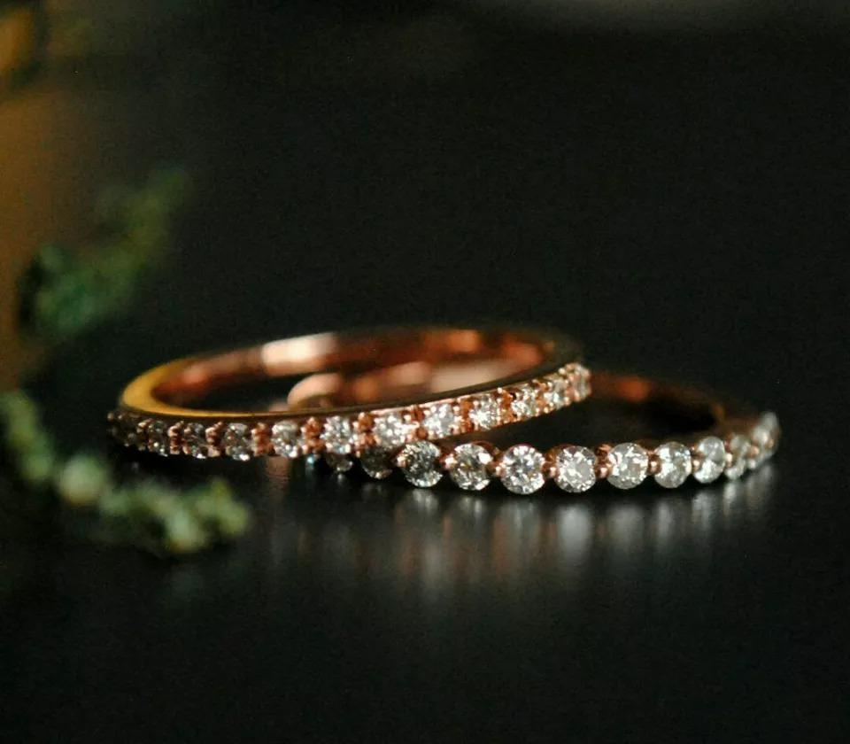 Taglio rotondo Set di 2 anelli in oro massiccio 14k con diamanti a mezza eternità, sottili e impilati in vendita