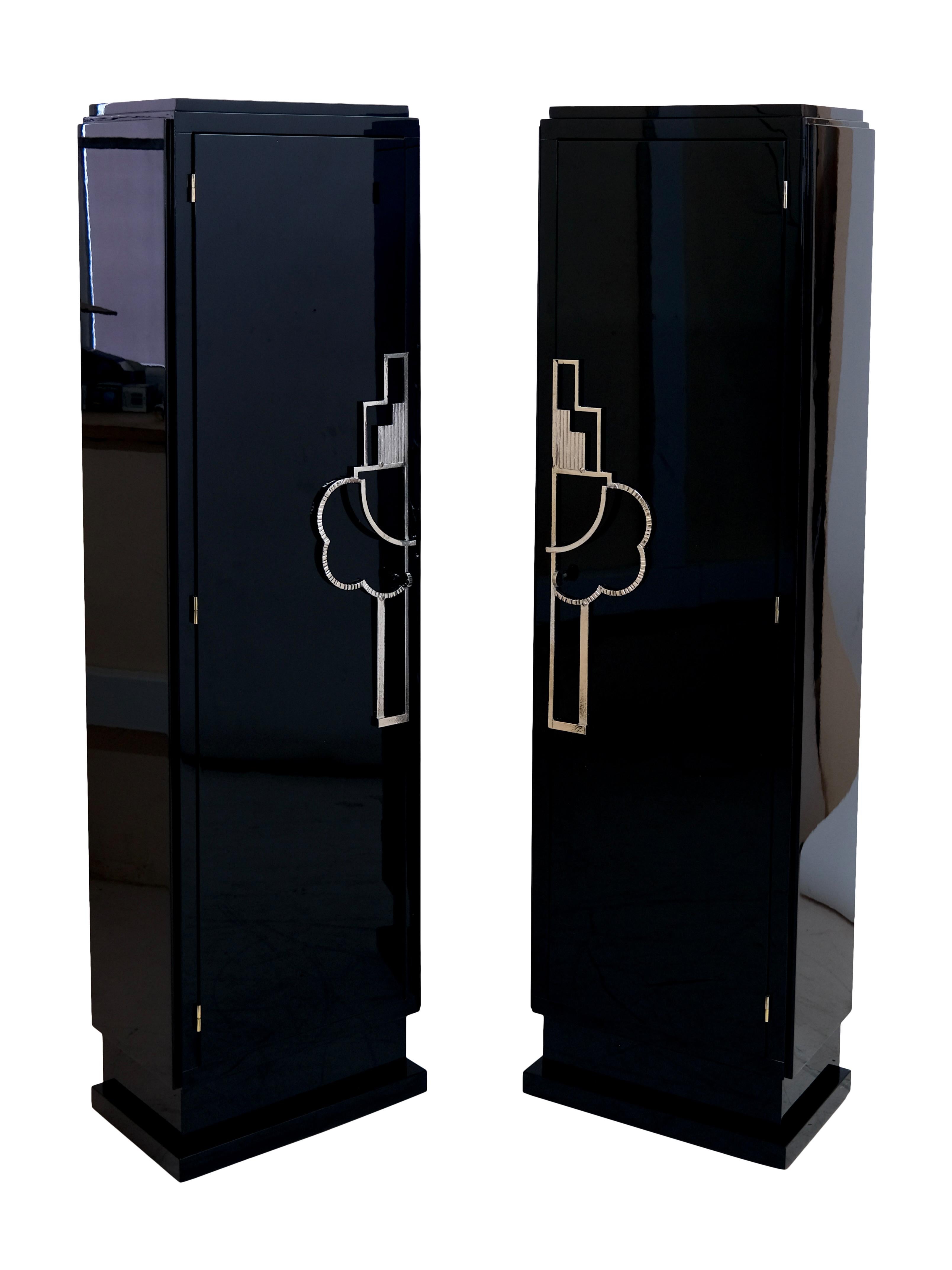 Pair of cabinets in black lacquer with large fittings

Pair of cabinets
Piano lacquer, black high gloss
Nickel-plated fittings
Base supplemented

Original Art Deco, France 1930s

Also available separately

Dimensions:
Width: 46 cm
Height: 162,5