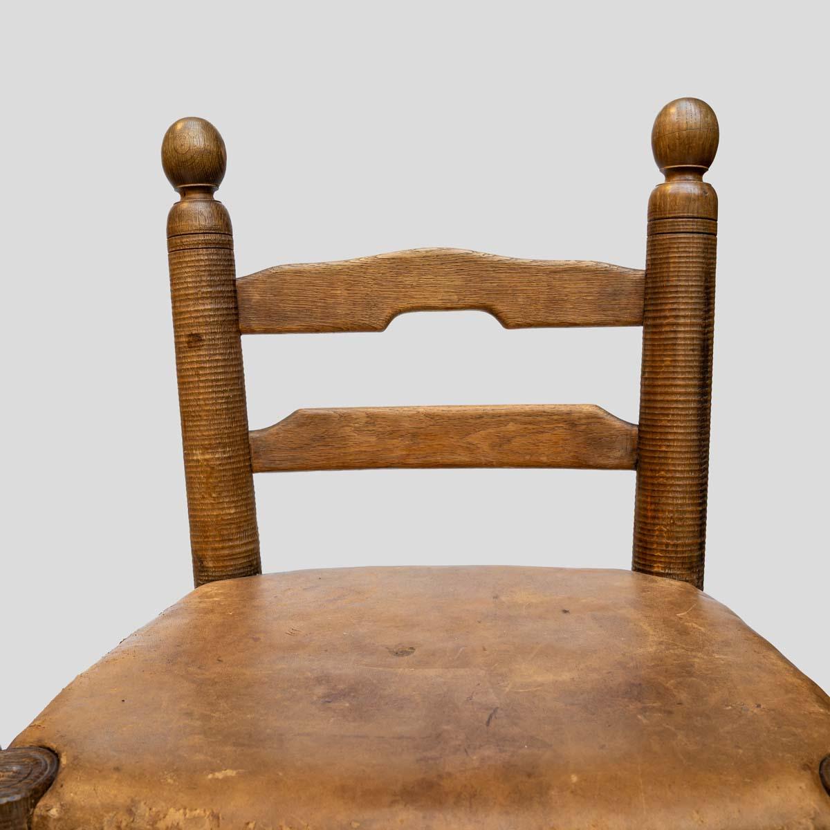 2er-Set  1930er Eichenholzstühle mit Lederpolsterung von Charles Dudouyt im Angebot 6