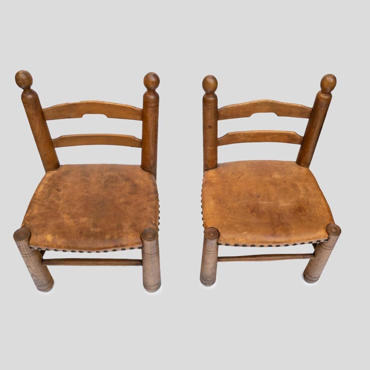 2er-Set  1930er Eichenholzstühle mit Lederpolsterung von Charles Dudouyt im Angebot 8