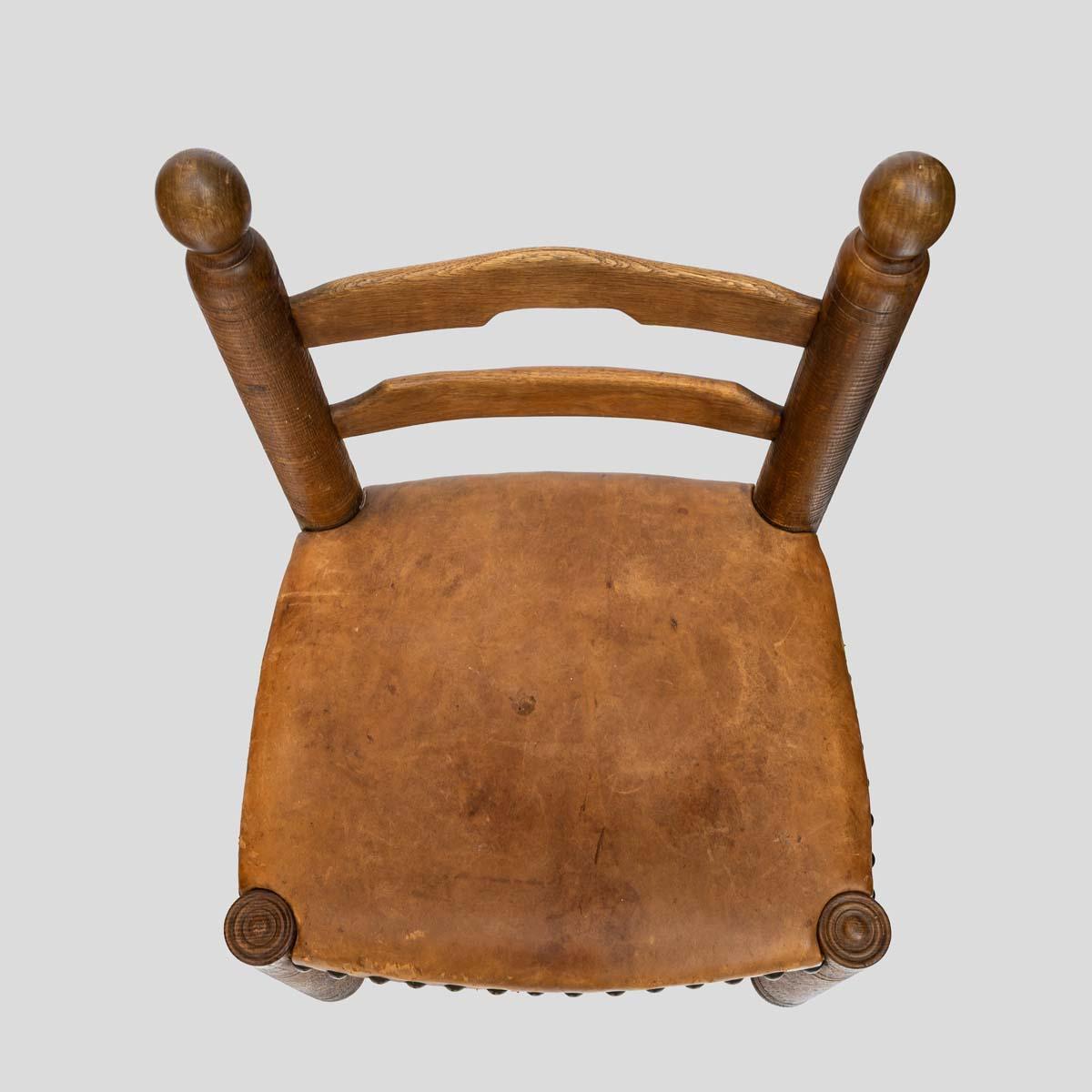 2er-Set  1930er Eichenholzstühle mit Lederpolsterung von Charles Dudouyt im Angebot 9