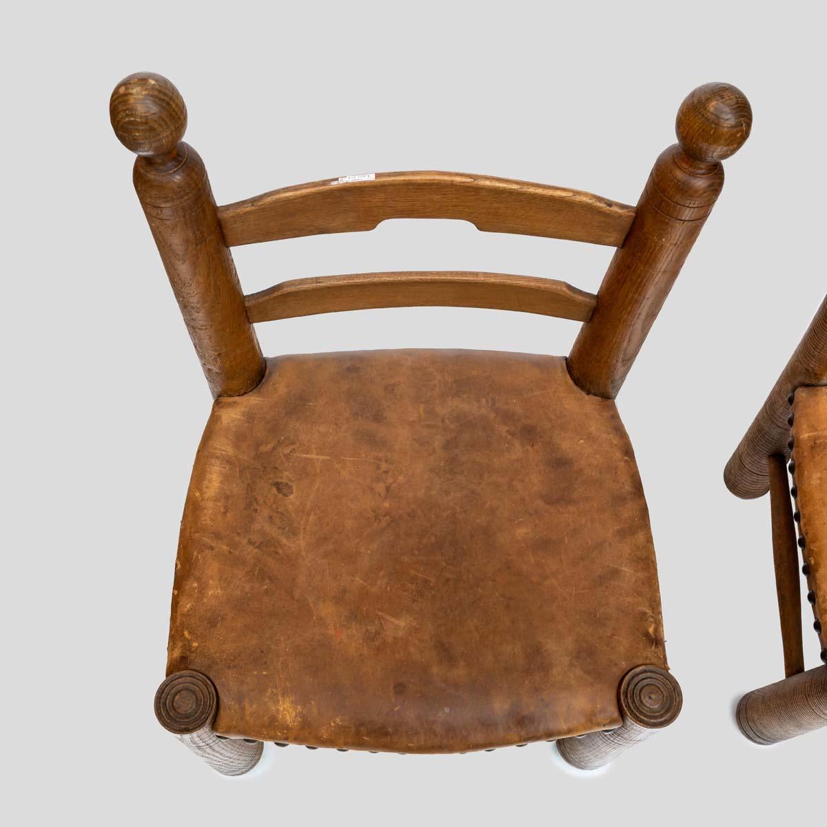 2er-Set  1930er Eichenholzstühle mit Lederpolsterung von Charles Dudouyt im Angebot 10