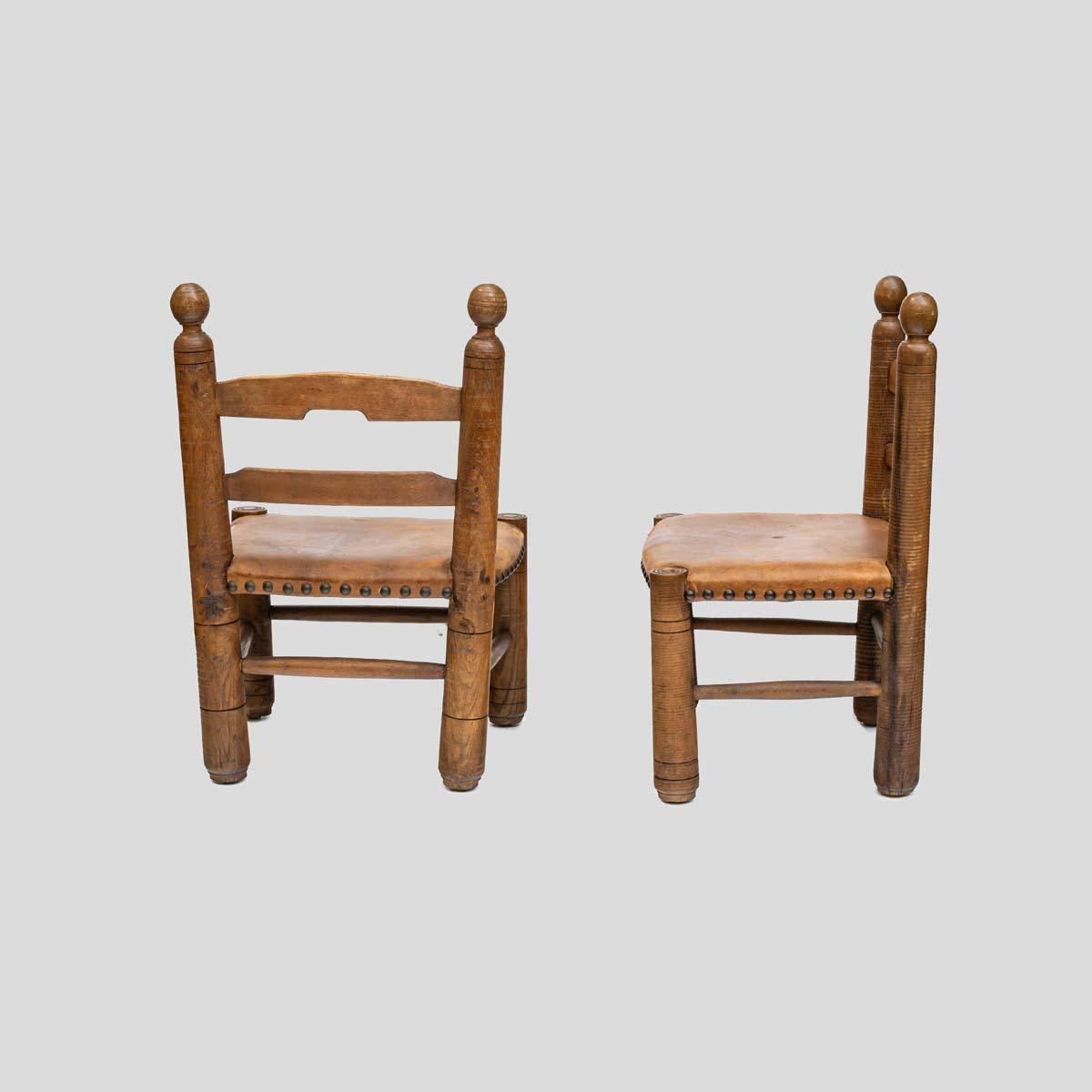 2er-Set  1930er Eichenholzstühle mit Lederpolsterung von Charles Dudouyt (Moderne der Mitte des Jahrhunderts) im Angebot
