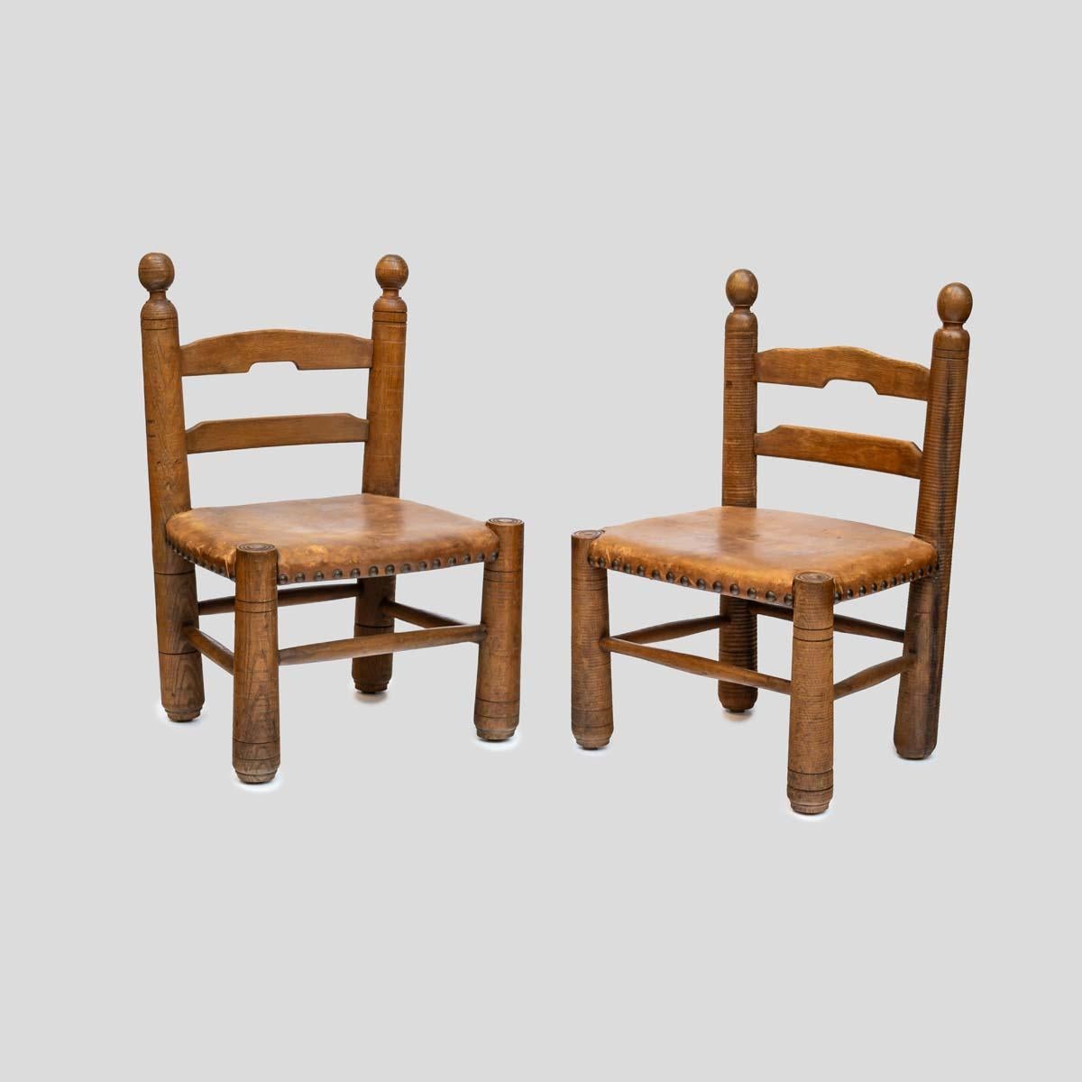 2er-Set  1930er Eichenholzstühle mit Lederpolsterung von Charles Dudouyt (Französisch) im Angebot