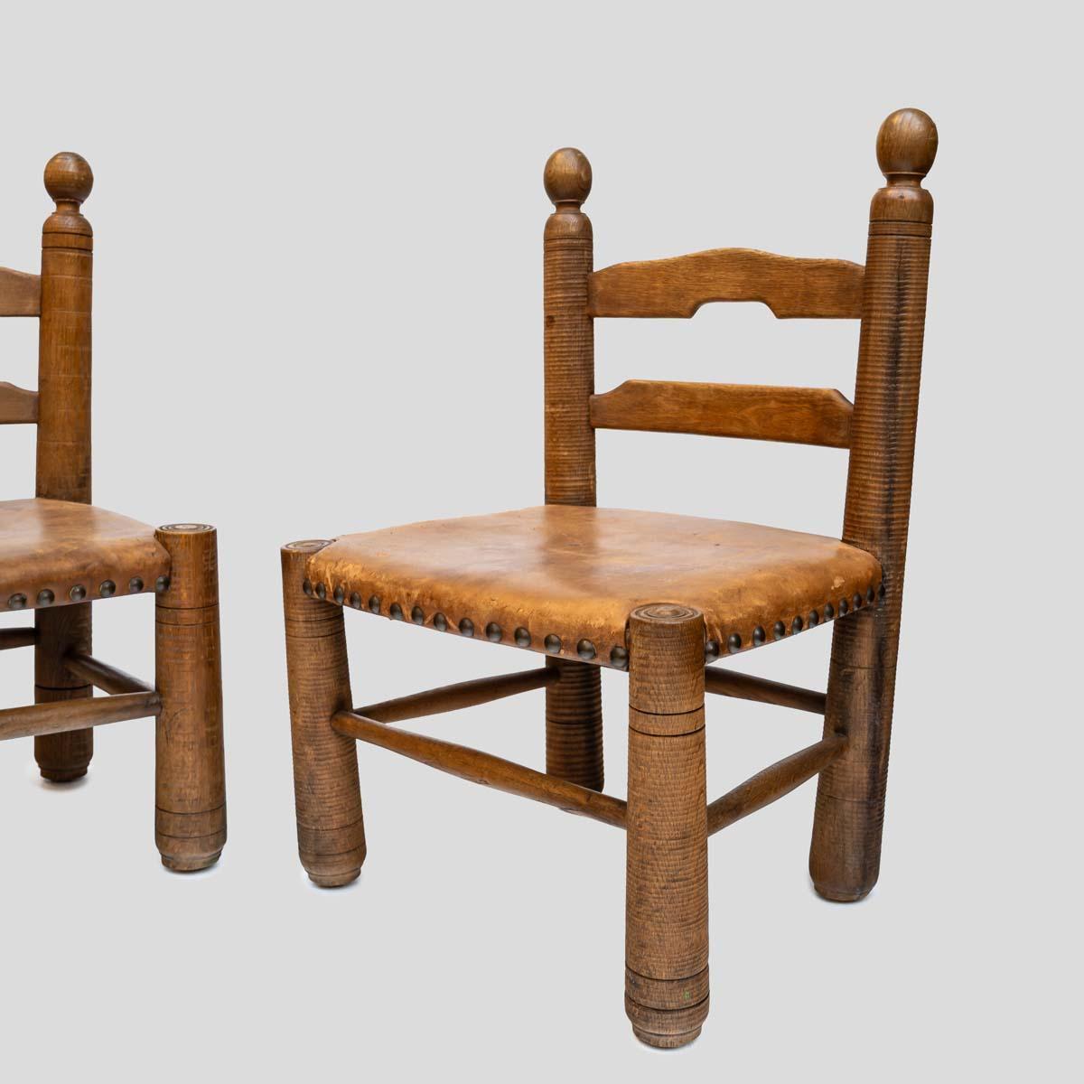 2er-Set  1930er Eichenholzstühle mit Lederpolsterung von Charles Dudouyt (Mitte des 20. Jahrhunderts) im Angebot