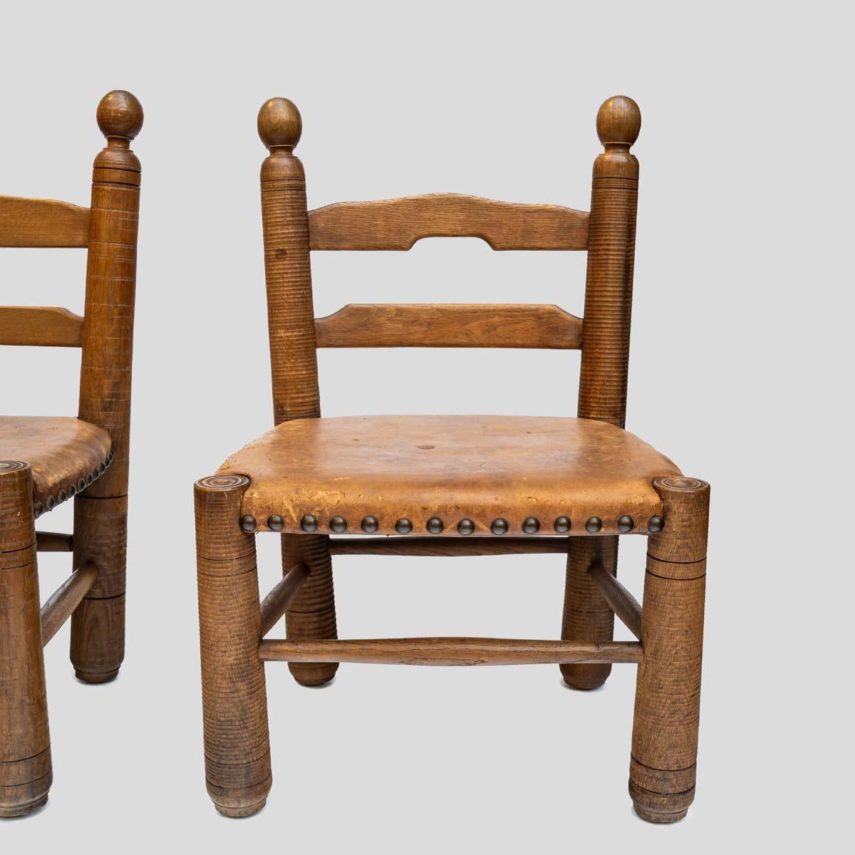 2er-Set  1930er Eichenholzstühle mit Lederpolsterung von Charles Dudouyt im Angebot 1