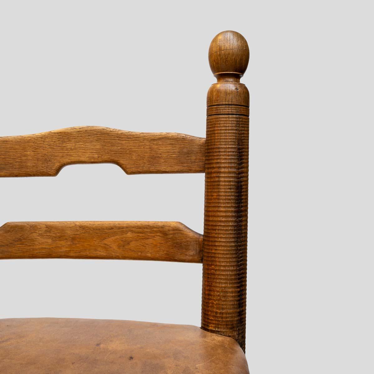 2er-Set  1930er Eichenholzstühle mit Lederpolsterung von Charles Dudouyt im Angebot 2