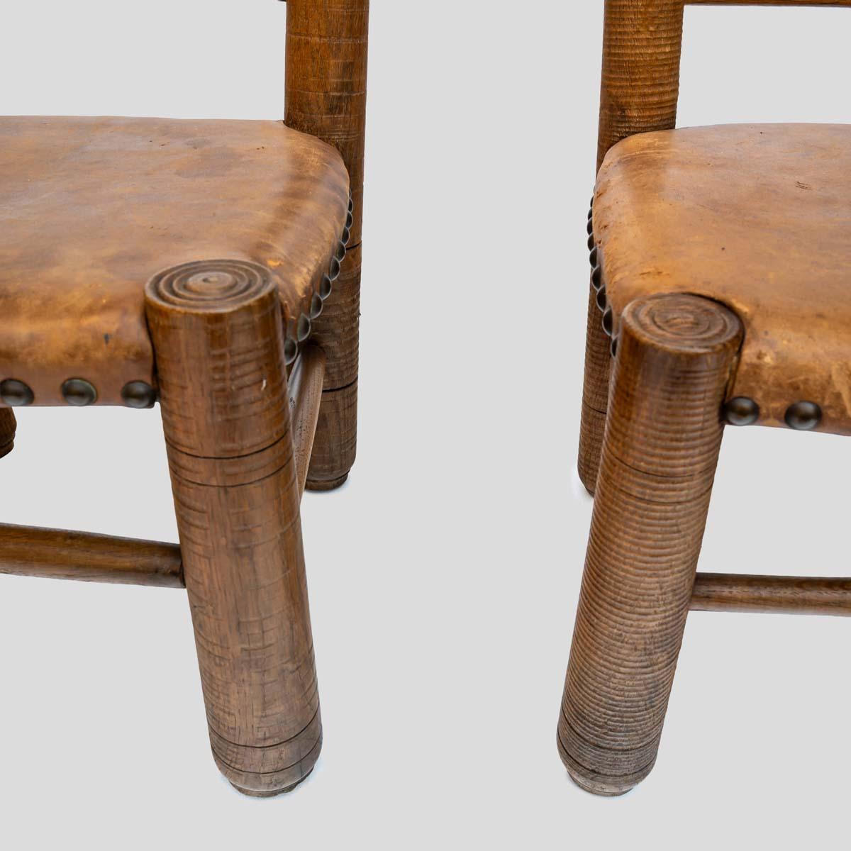 2er-Set  1930er Eichenholzstühle mit Lederpolsterung von Charles Dudouyt im Angebot 3