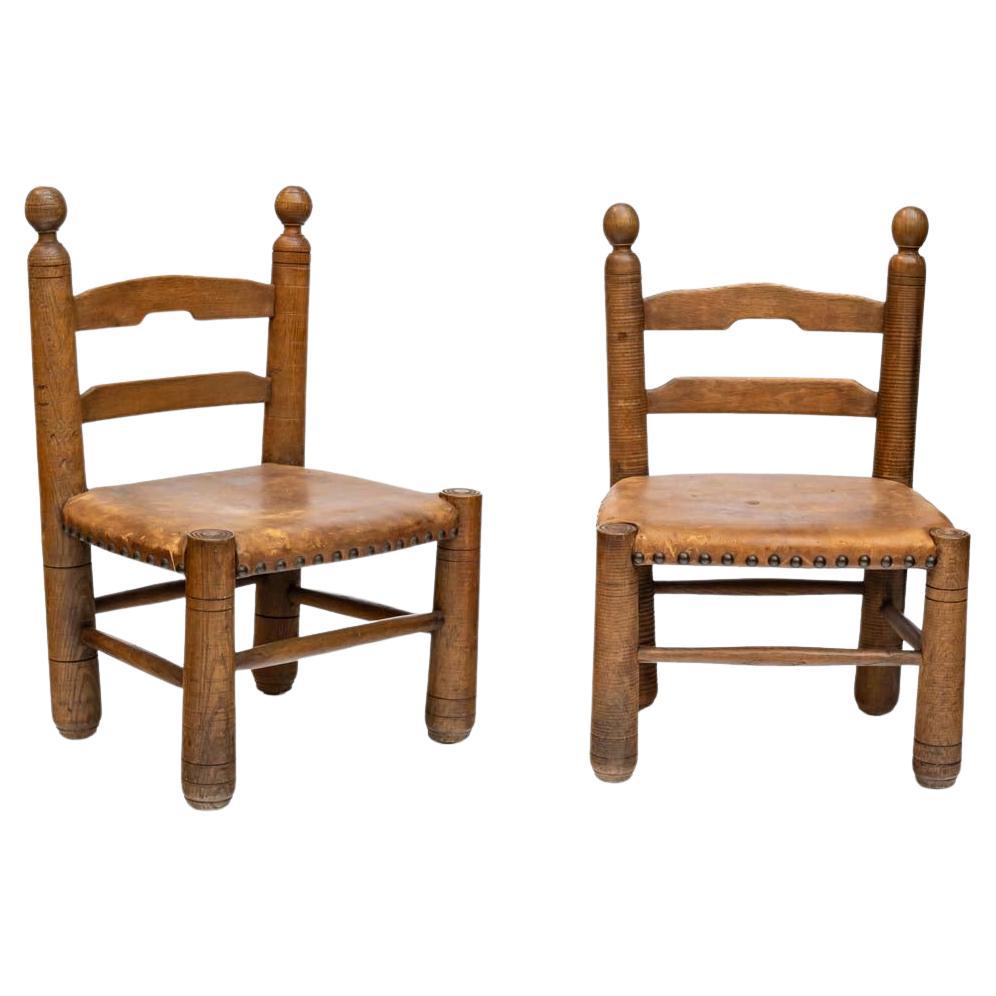 2er-Set  1930er Eichenholzstühle mit Lederpolsterung von Charles Dudouyt im Angebot