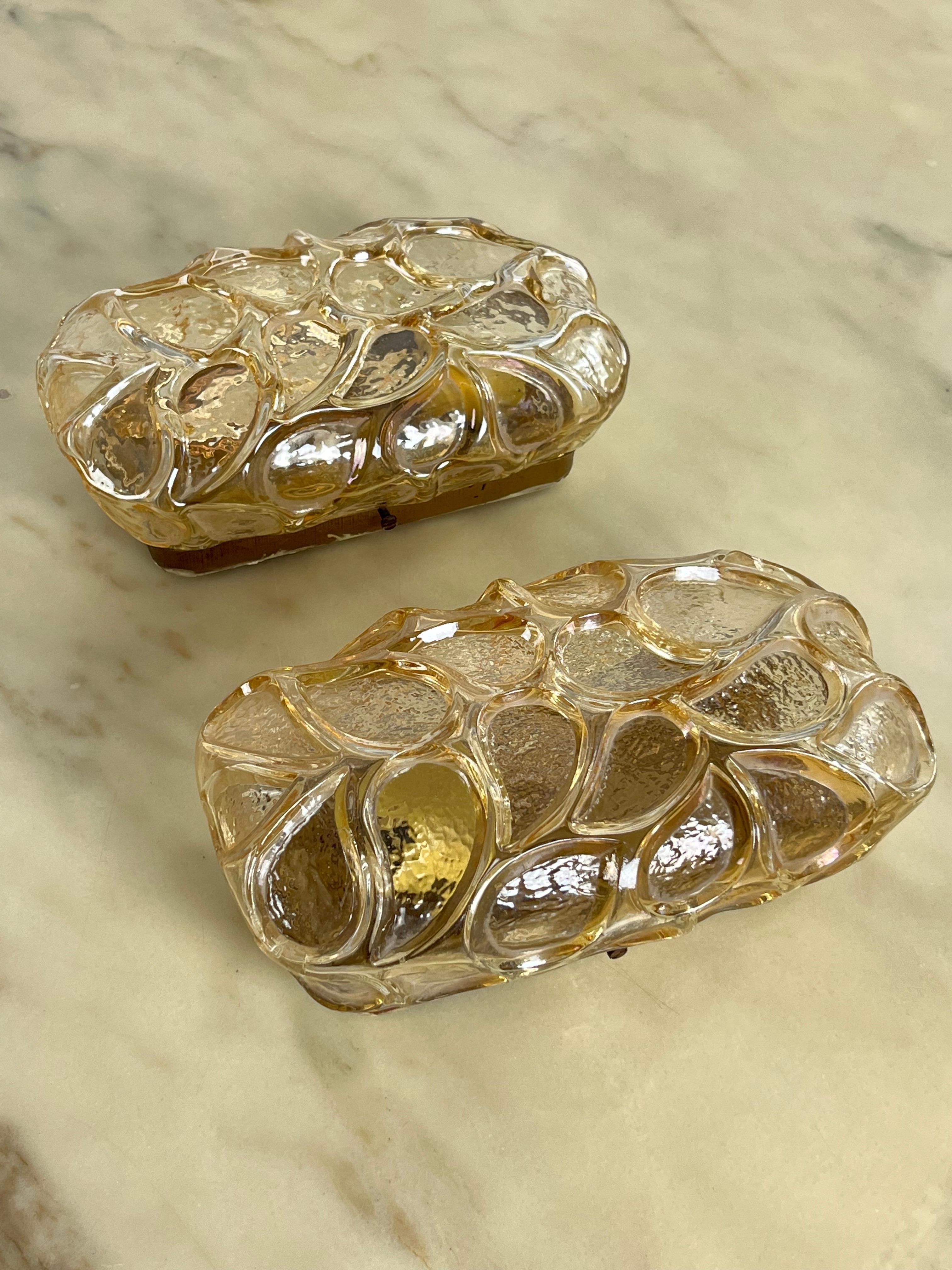Juego de 2 apliques de cristal miel de los años 40
Encontrado en un piso noble de mi ciudad, Palermo. Estructura metálica, cristal melado con inserciones huecas. Buen estado, pequeños signos de envejecimiento. Los vasos, trabajados a mano, tienen