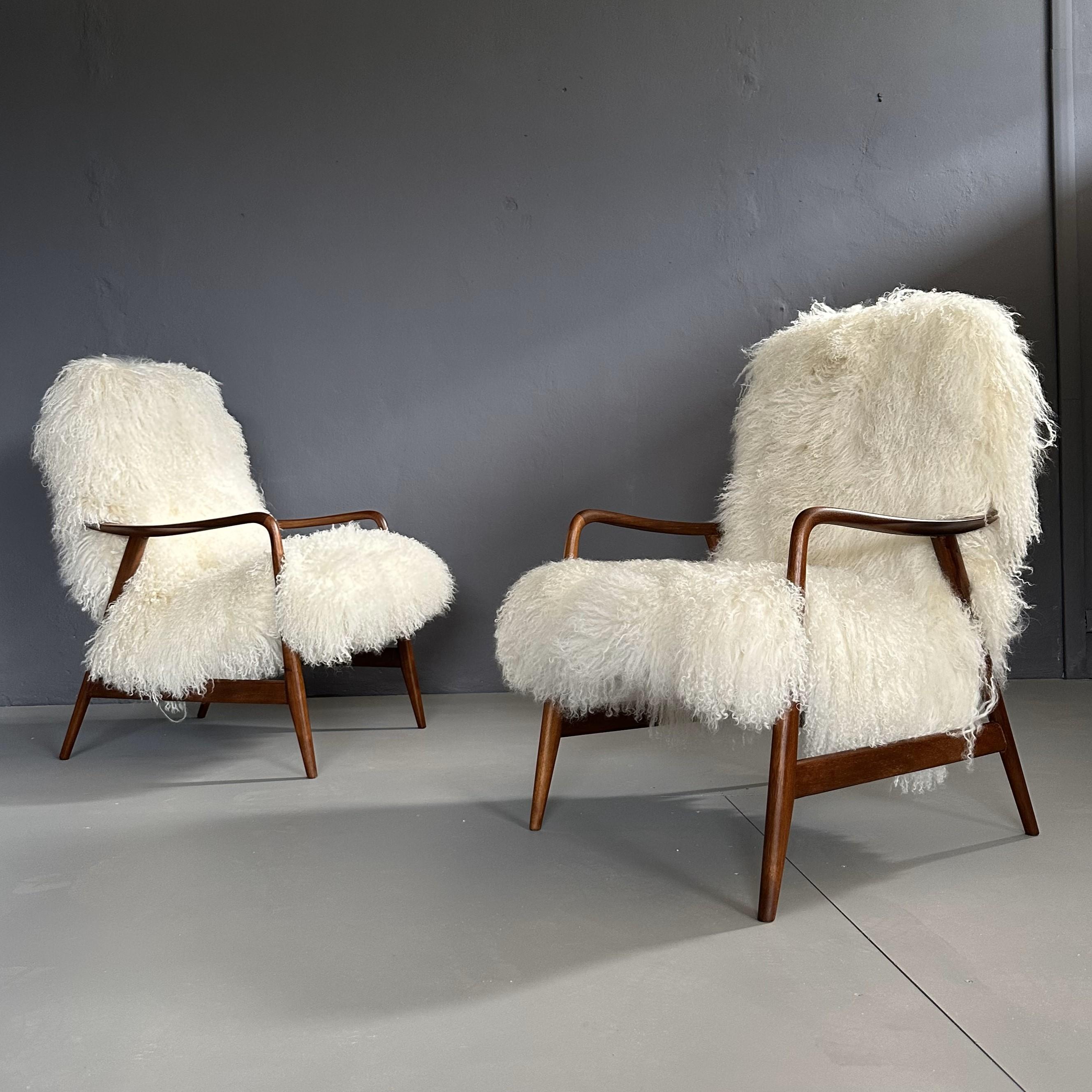Set of 2 1950s Danish armchairs by Alf Svensson for Dux, teak and goat hair 
Danish armchairs created by the designer Alf Svensson and produced by Dux of Sweden in the 1950s.
The structure of the teak armchair with elegant typical Swedish