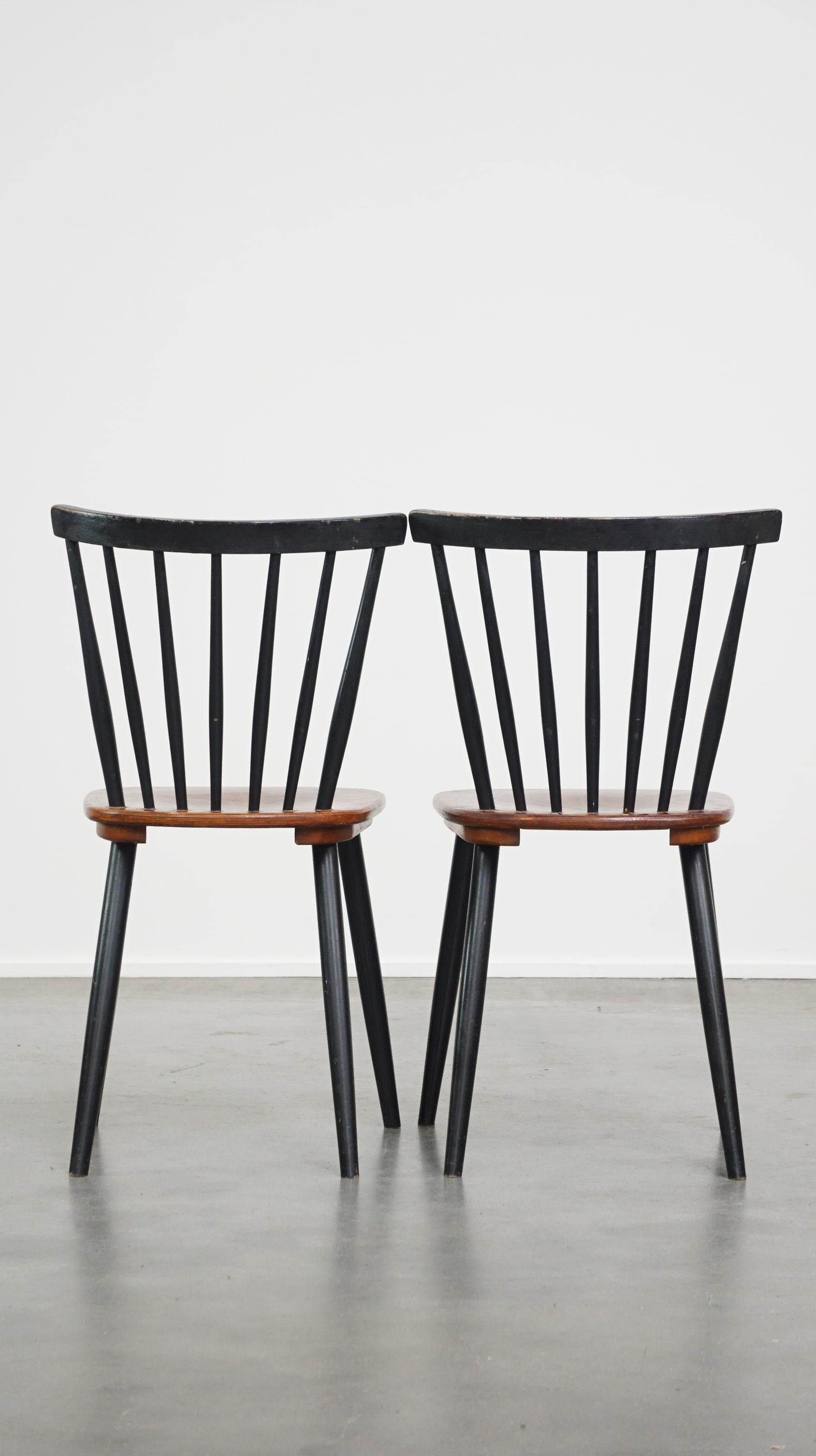 2 Esstischstühle im skandinavischen Design der 1960er Jahre mit Spindellehnen (Skandinavische Moderne) im Angebot