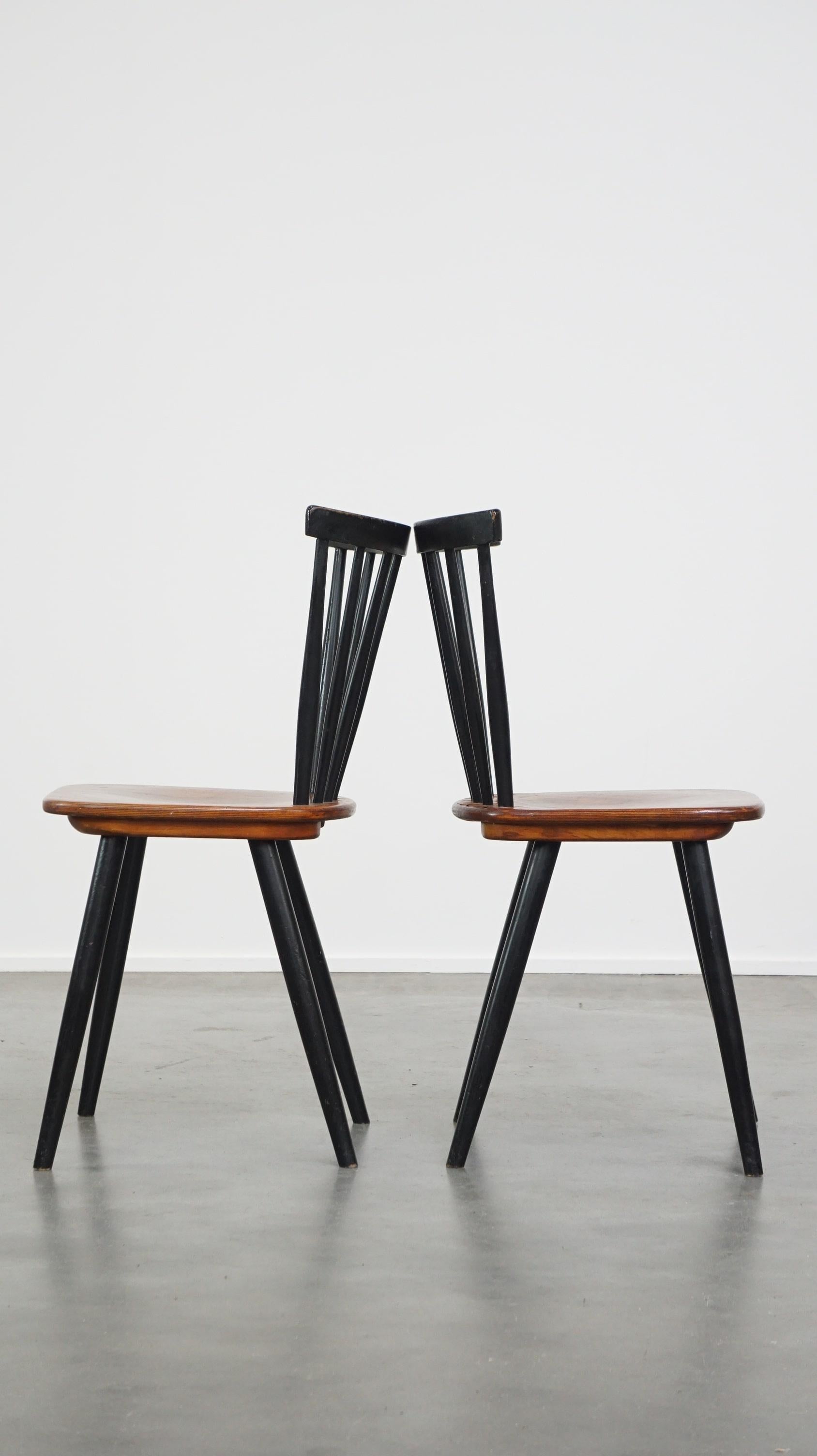 2 Esstischstühle im skandinavischen Design der 1960er Jahre mit Spindellehnen (Handgefertigt) im Angebot