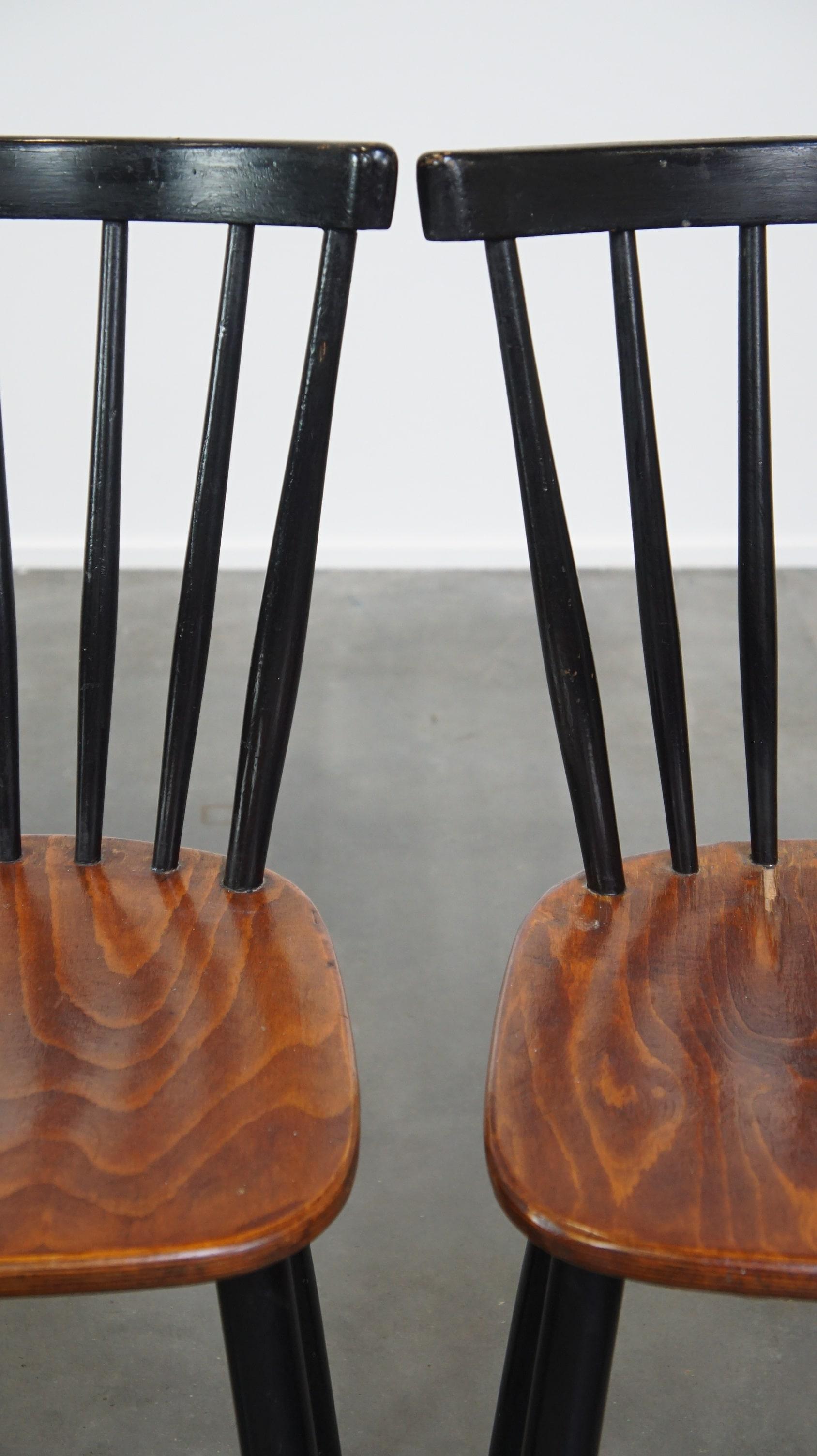 2 Esstischstühle im skandinavischen Design der 1960er Jahre mit Spindellehnen (Holz) im Angebot