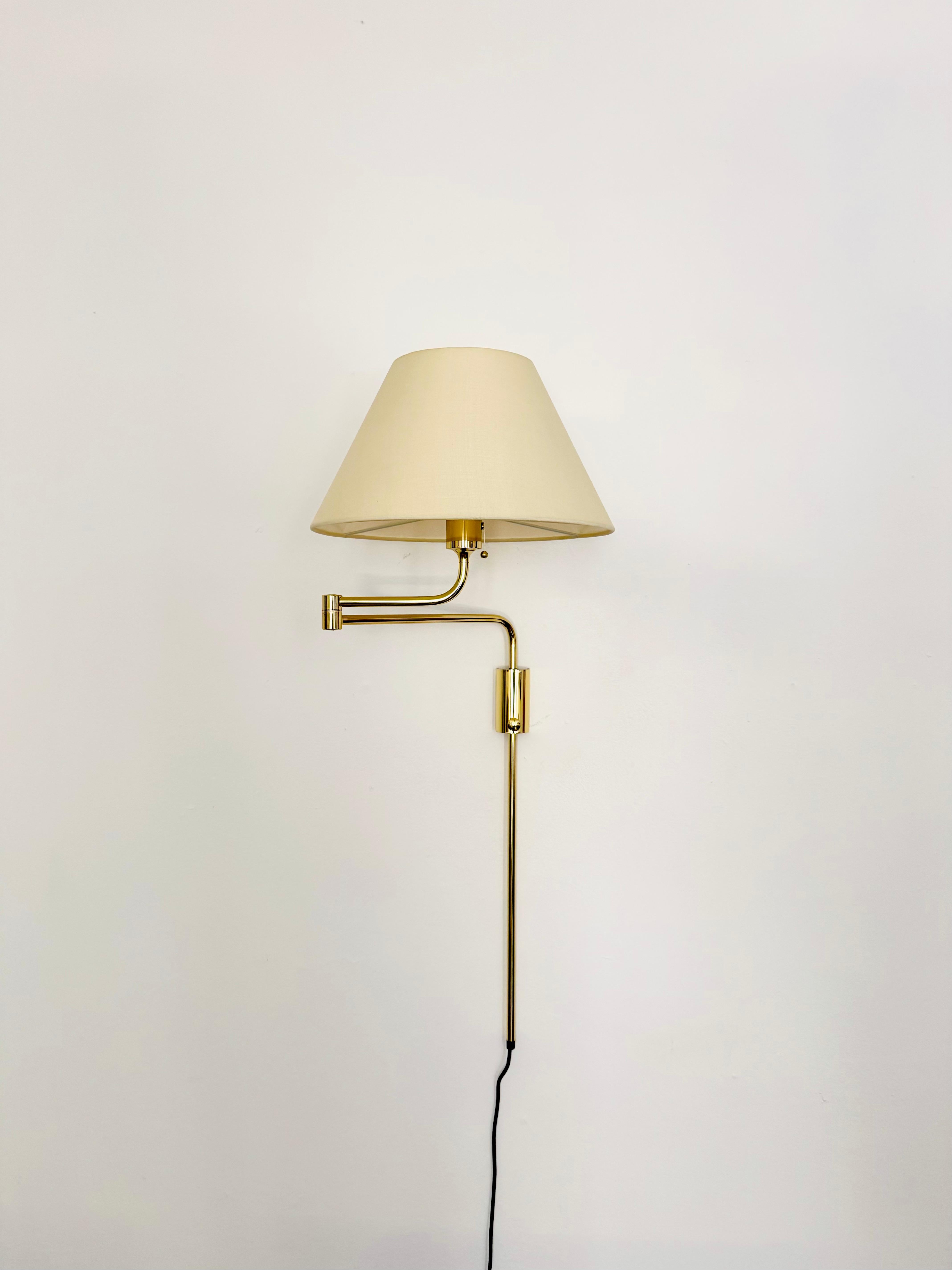 Sehr schöne, höhenverstellbare Wandlampen aus Messing aus den 1970er Jahren.
Das Design und die sehr schönen Details schaffen ein sehr elegantes und angenehmes Licht.
Die Lampen schaffen eine sehr gemütliche Atmosphäre und sind von sehr hoher