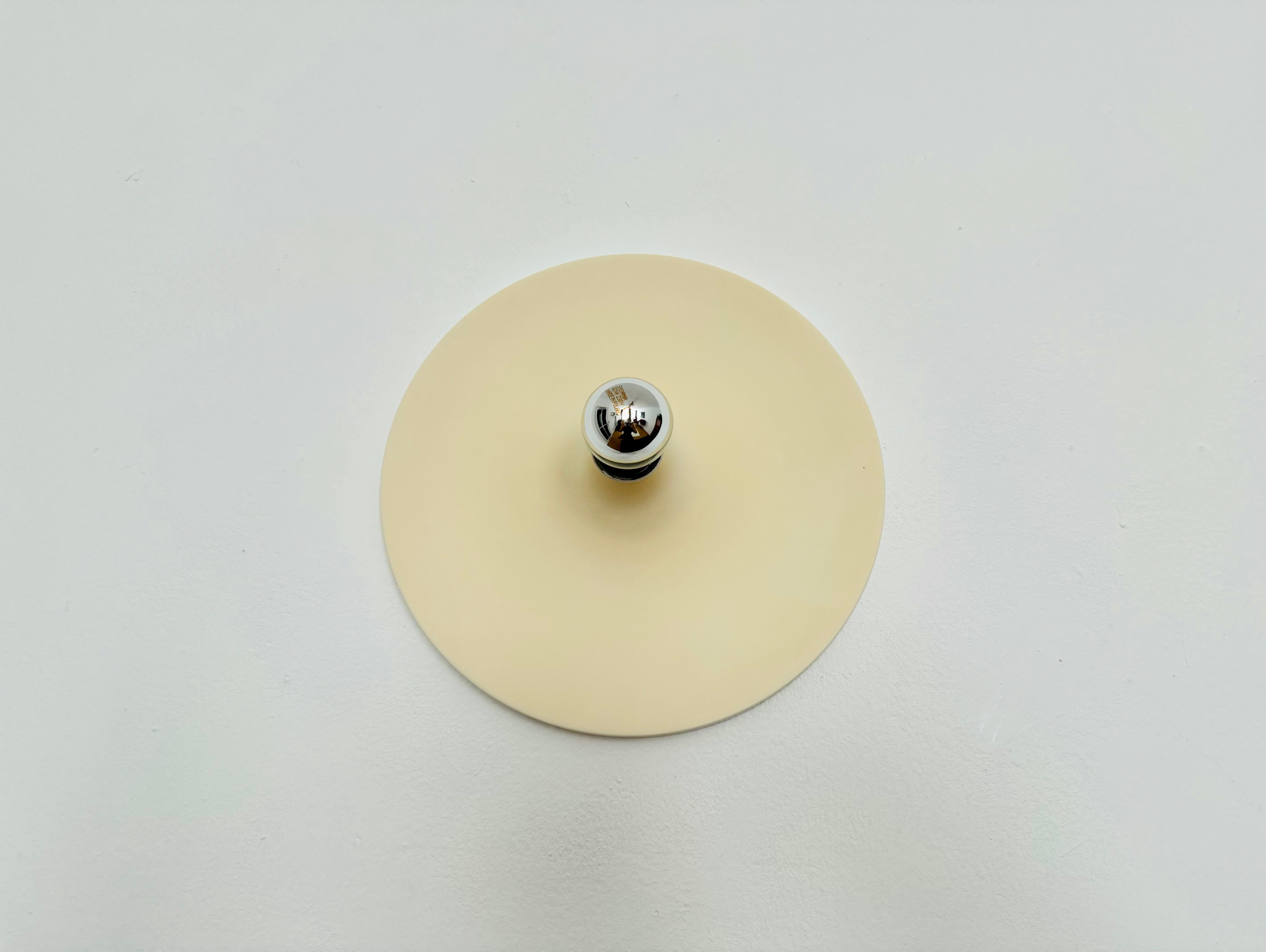Sehr schöne und UFO-Wand- oder Deckenlampen aus den 1970er Jahren.
Schönes reduziertes Design.
Es entsteht ein wunderbares Licht.

Bedingung:

Sehr guter Vintage-Zustand mit leichten Gebrauchsspuren.
Minimale Gebrauchsspuren.

Die Bilder sind Teil