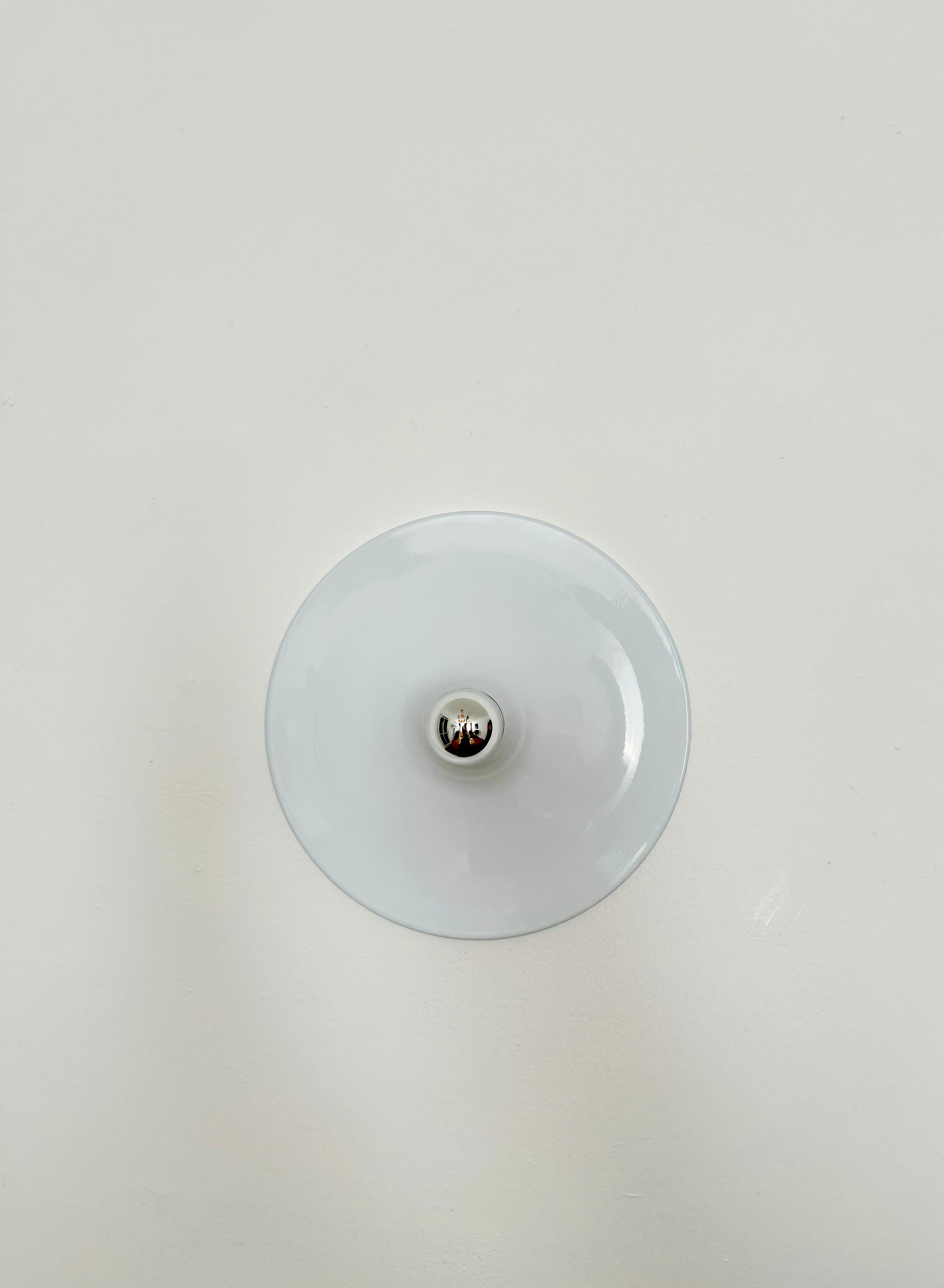 Sehr schöne und UFO-Wand- oder Deckenlampen aus den 1970er Jahren.
Schönes reduziertes Design.
Es entsteht ein wunderbares Licht.

Bedingung:

Sehr guter Vintage-Zustand mit leichten Gebrauchsspuren.
Minimale Gebrauchsspuren.

Die Bilder sind Teil