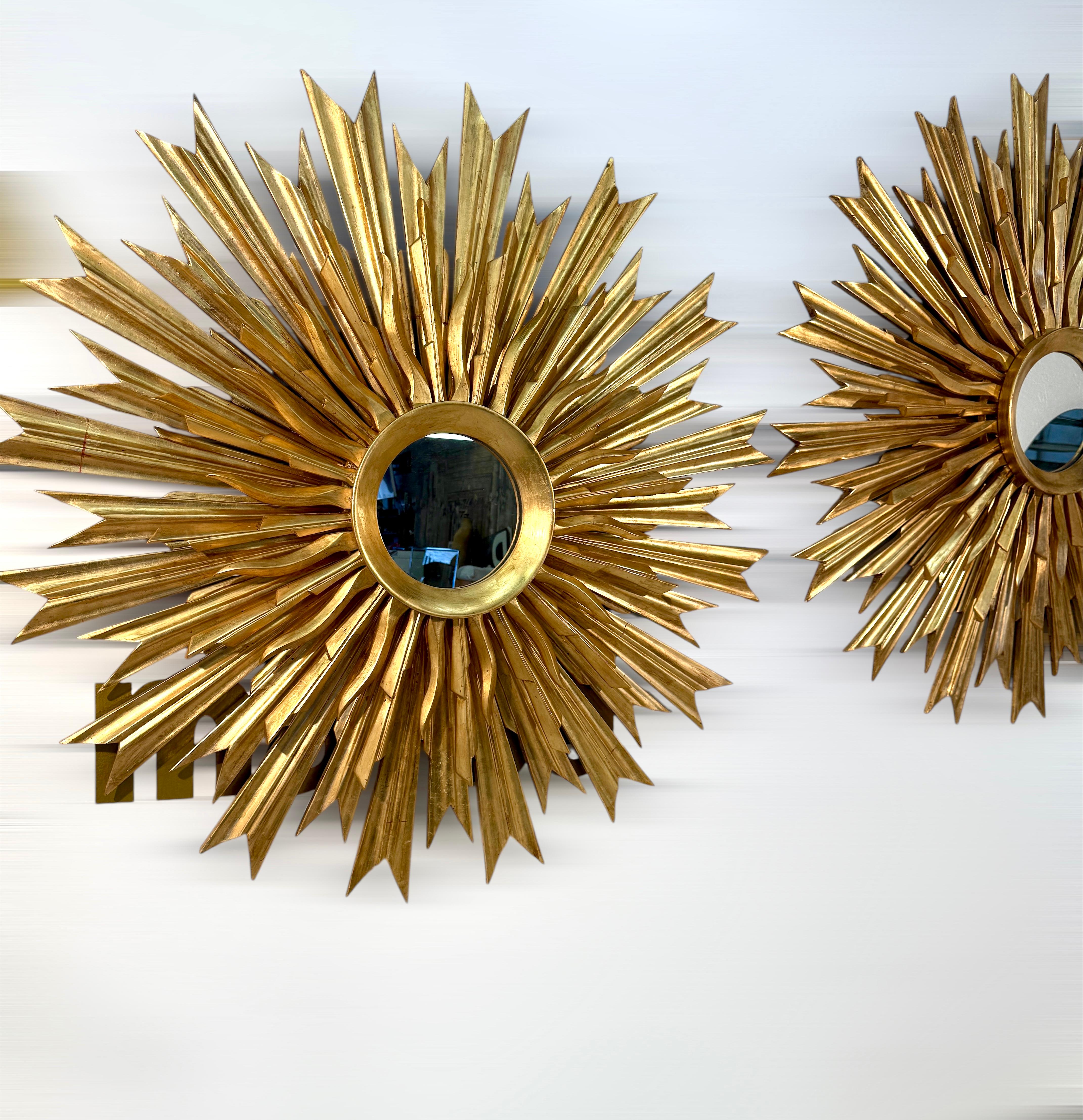 Art Déco Set di 2 specchi da parete dorati a raggiera vintage italiani degli anni '70 in vendita