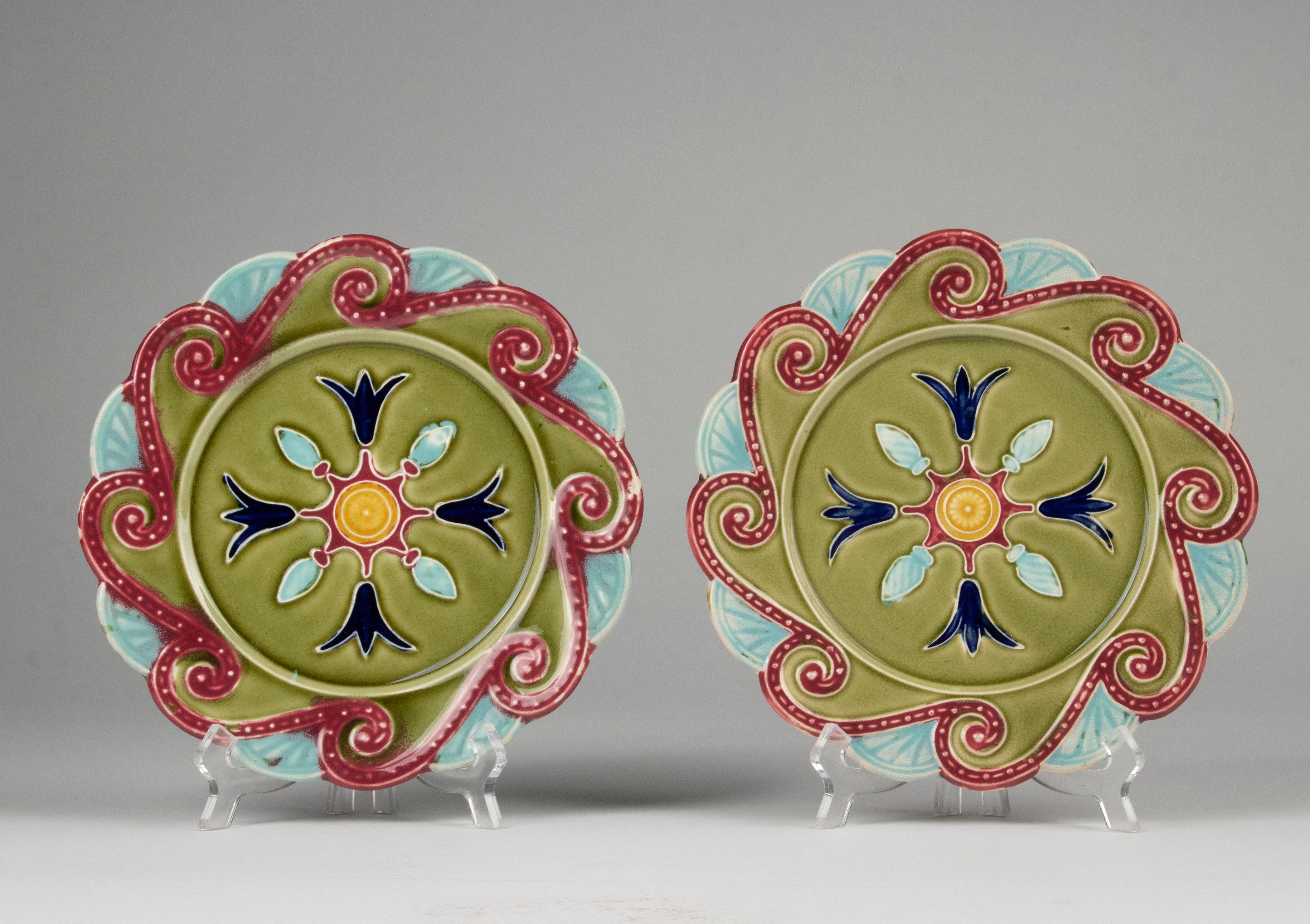 Set of 2 19th Century Majolica Decorative Plates For Sale at 1stDibs